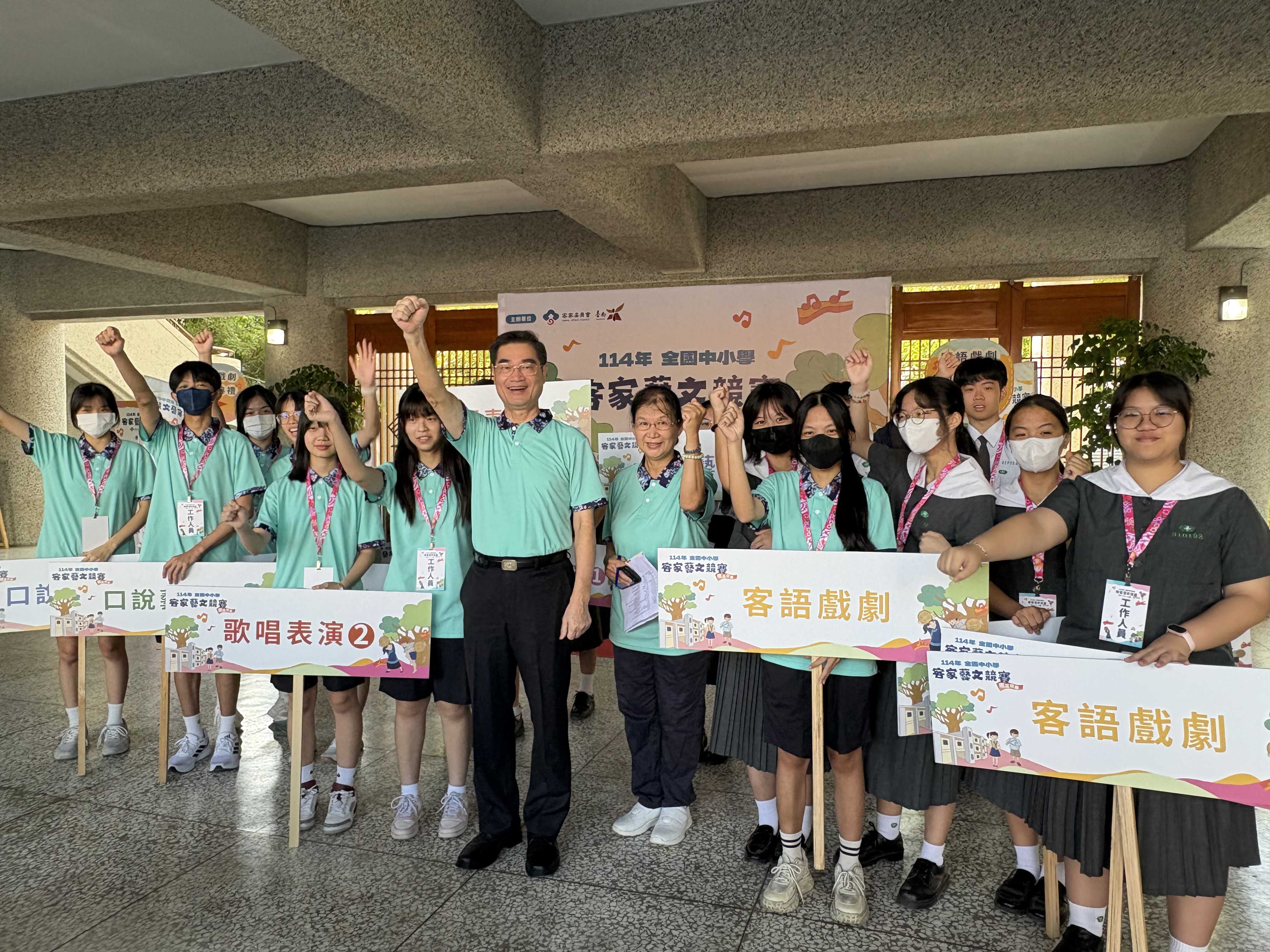 臺南慈中姚智化校長帶領高中部學生志工,透過實際服務,體驗團隊合作及應變的重要性。