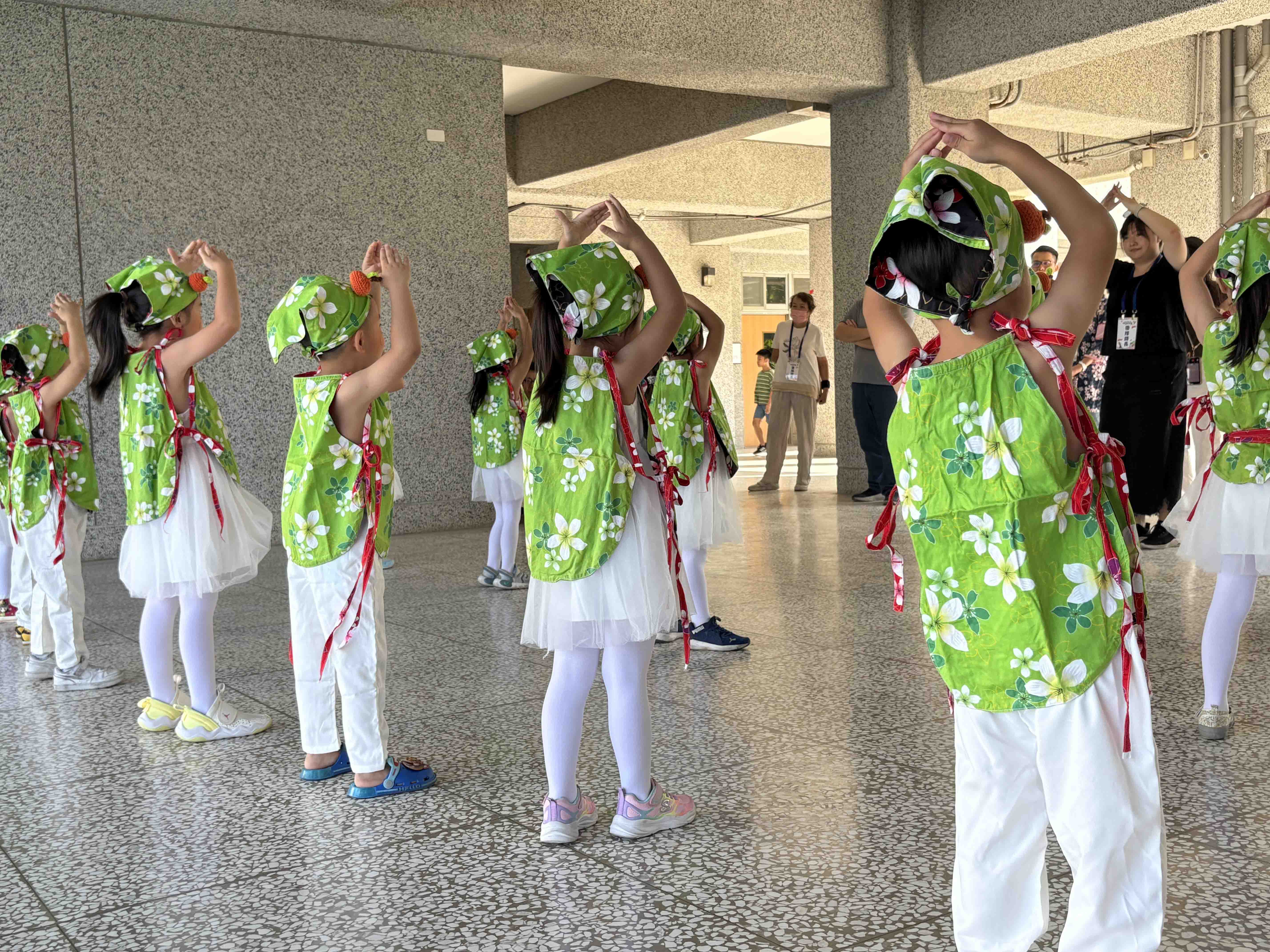 幼兒園組活潑可愛的客家歌聲及舞蹈,像魔法般令人開心了起來。(高雄市立裕誠幼兒園授權)