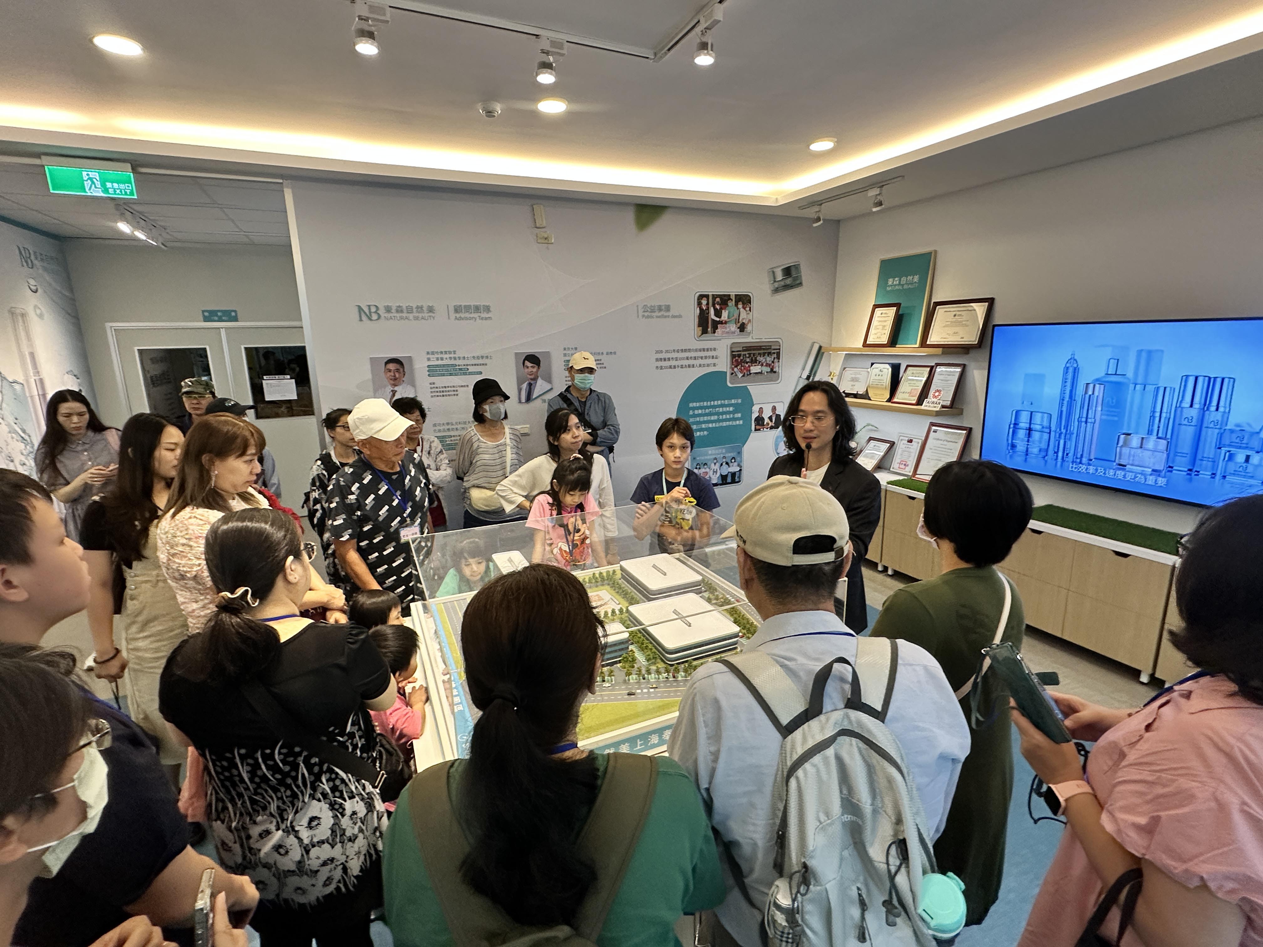 新北市自98年起積極輔導傳統產業轉型為觀光工廠與產業文化館,透過結合教育體驗與休閒。
