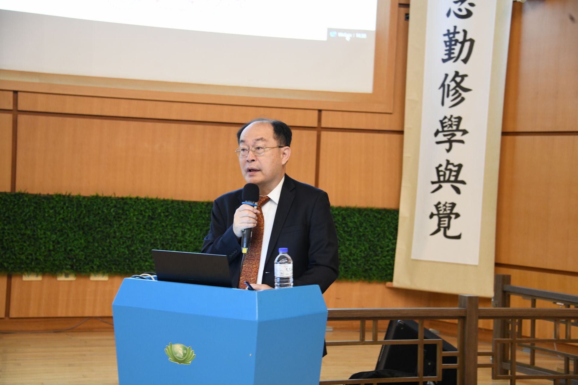 台灣醫院協會理事長李飛鵬受邀到嘉義大林慈濟醫院演講，深入剖析總額健保制度下台灣醫療院所的經營現況與挑戰。