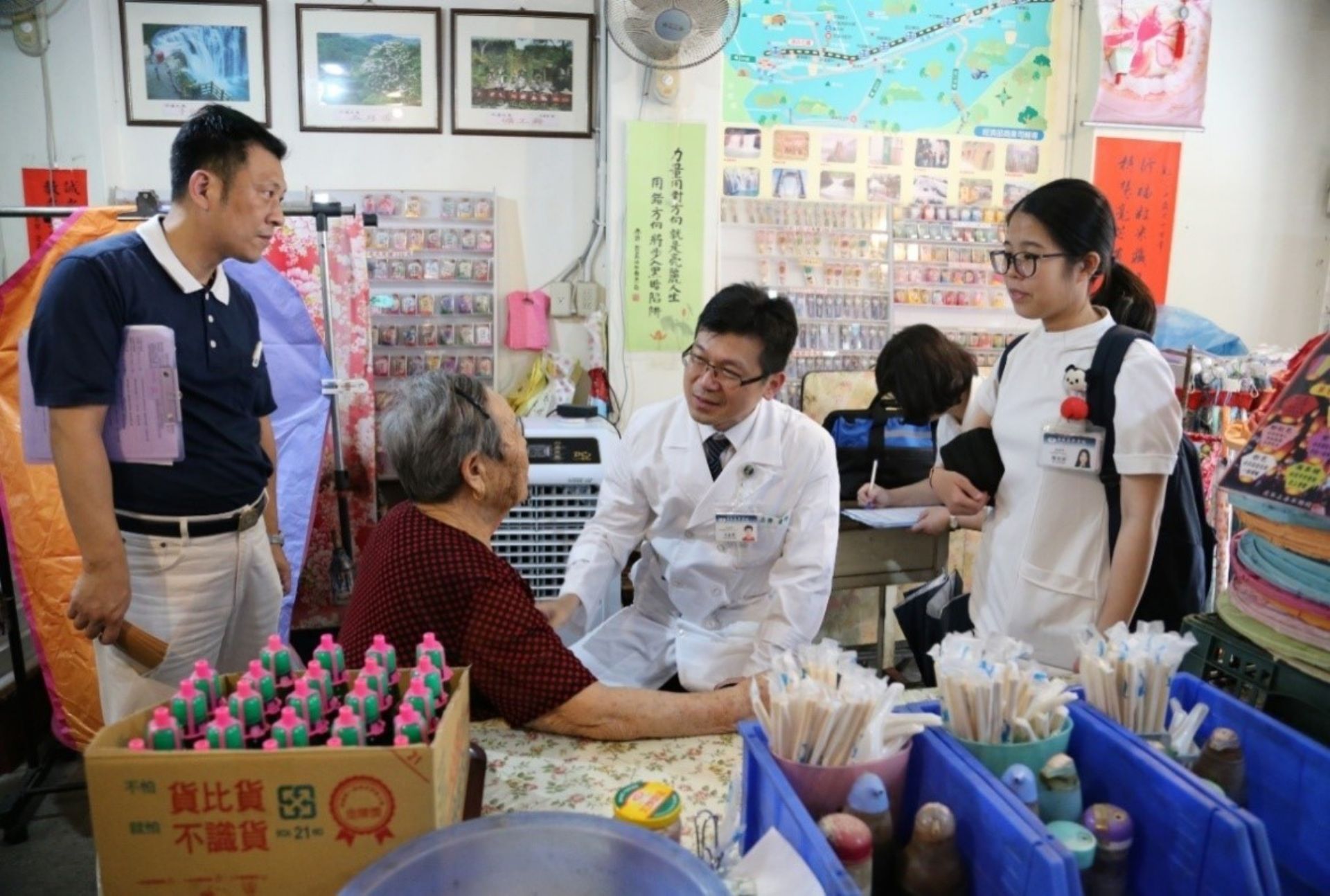 王嘉齊主任持續以實際行動守護民眾健康,配合政府關懷弱勢政策,多次前往偏遠地區舉辦義診。