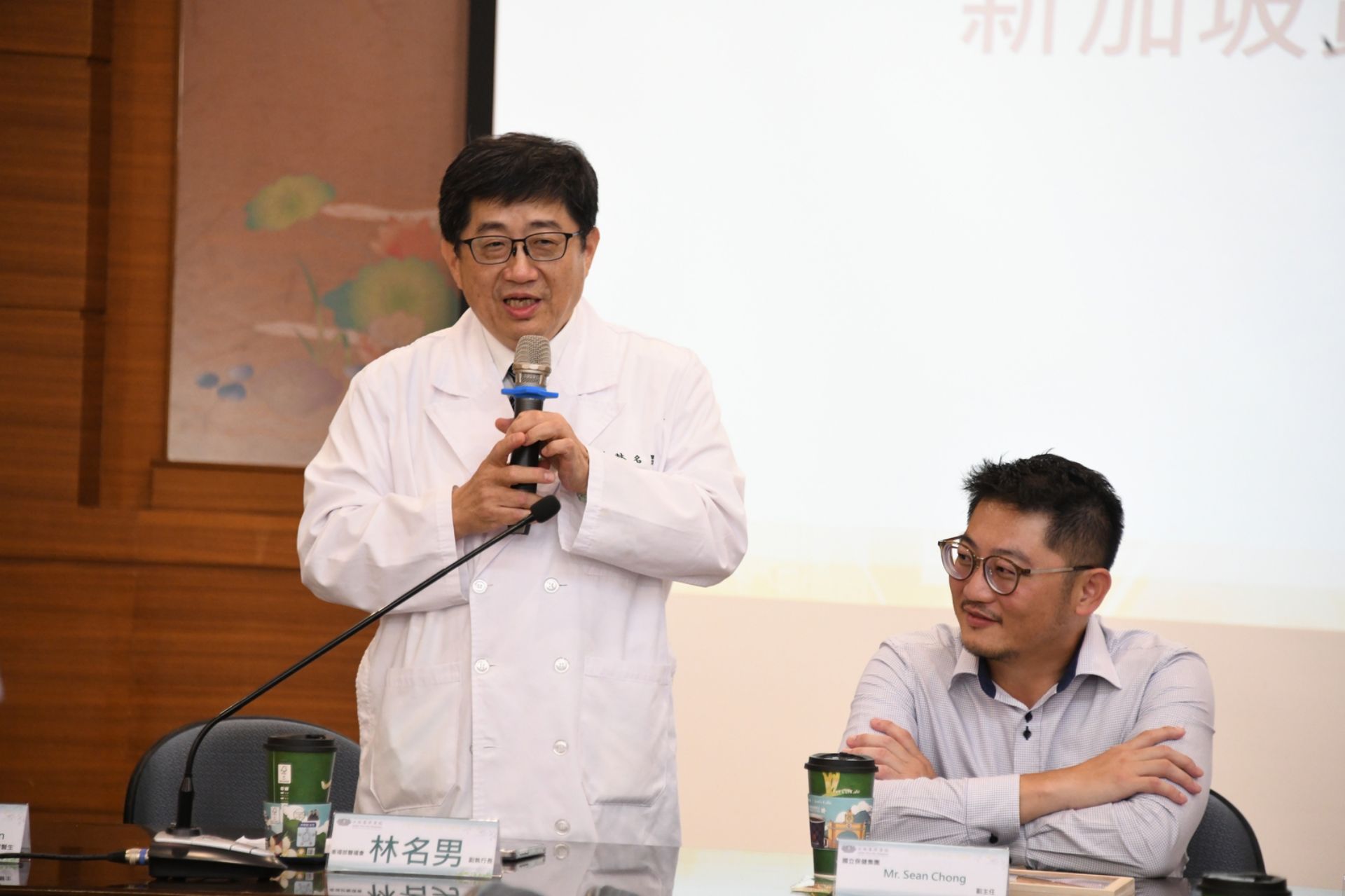 衛福部醫福會副執行長林名男（左）促成此次參訪活動