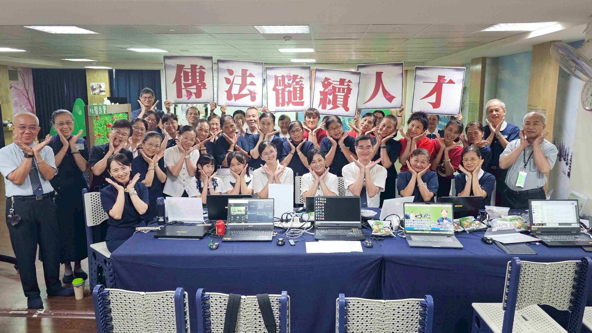 走訪高雄線上讀書會的幕後團隊,了解科技串聯的流程與設備運作。
