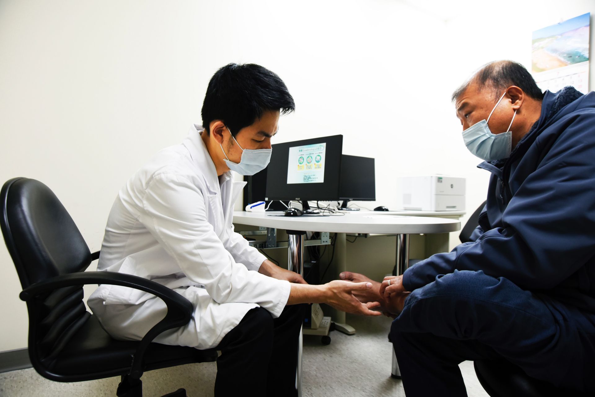 葉先生回診讓王思讚醫師持續治療