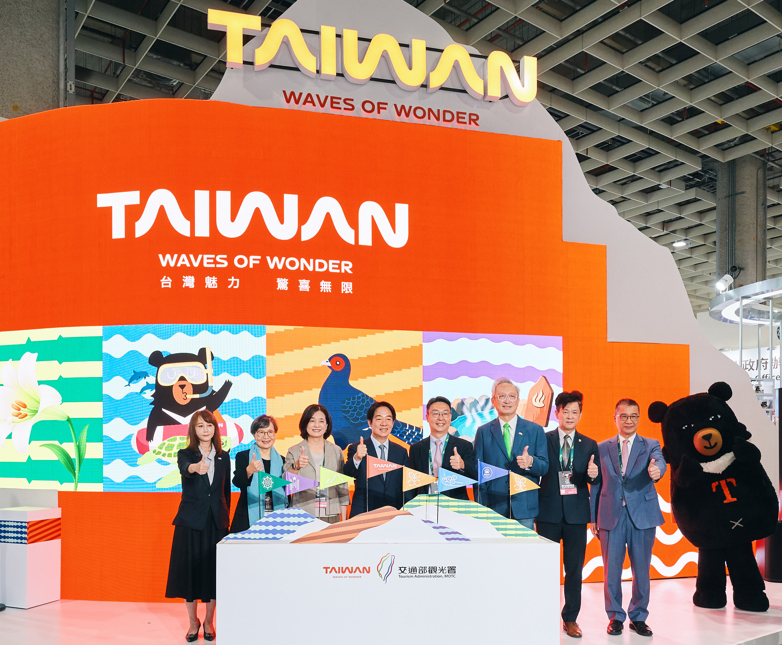 2025ITF台北國際旅展台灣館開幕_(左至右)台灣觀光協會簡余晏會長、葉菊蘭榮譽會長、交通部觀光署陳玉秀署長、賴清德總統、交通部陳世凱部長、外交部吳志中次長、交通部觀光署黃勢芳副署長、民進黨徐國勇秘書長