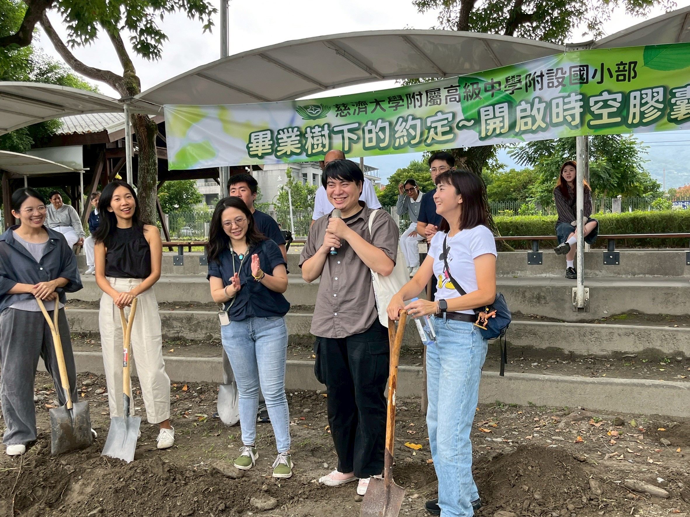 第一屆大學長蘇柏宇(右二)分享當初立下的願望,二十年後能達成夢想的喜悅。