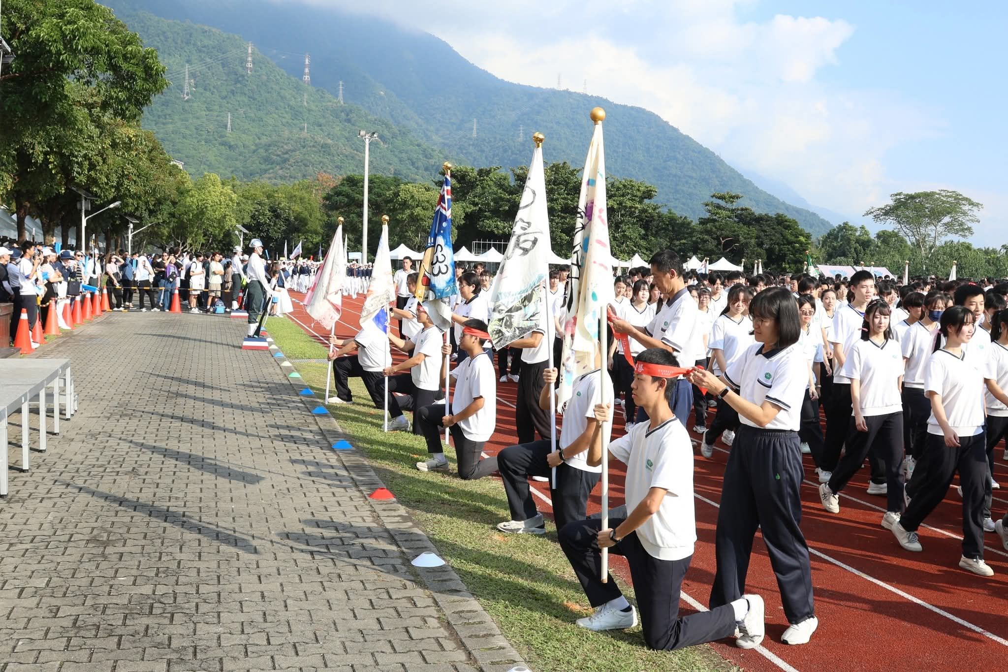 導師親手為高三學生綁上「必勝」的頭帶,寓意祝福與鼓勵。