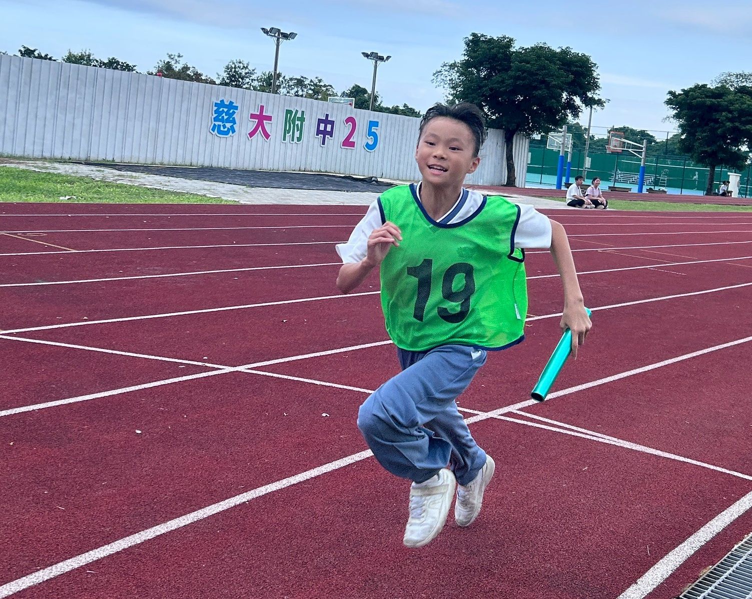 學生以強健的體魄與熱情,在運動場上突破自我。