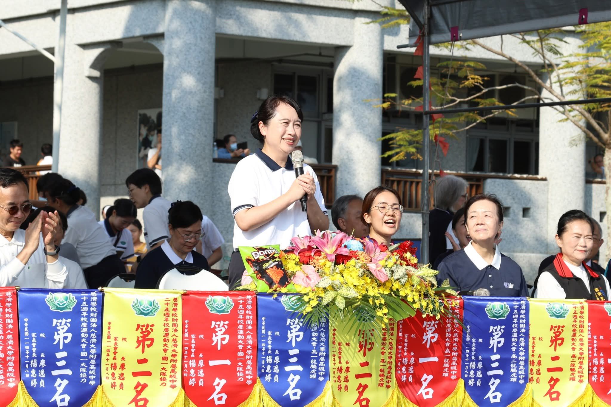 校長期勉同學繼續發揚慈悲利他精神,發揮影響力。