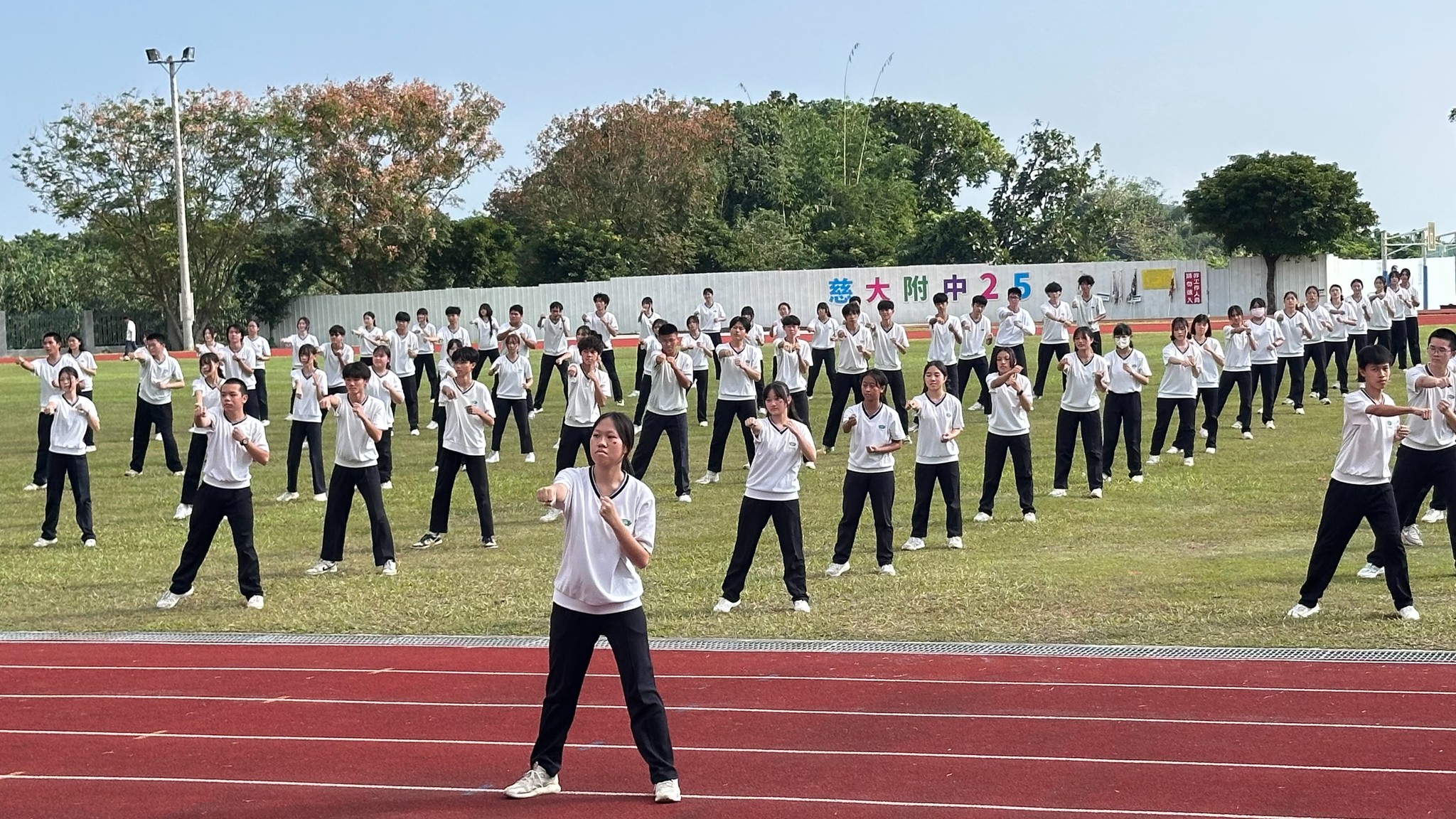 高一《武林高手》整齊劃一的動作、鏗鏘有力的口號,展現自信與團隊默契。