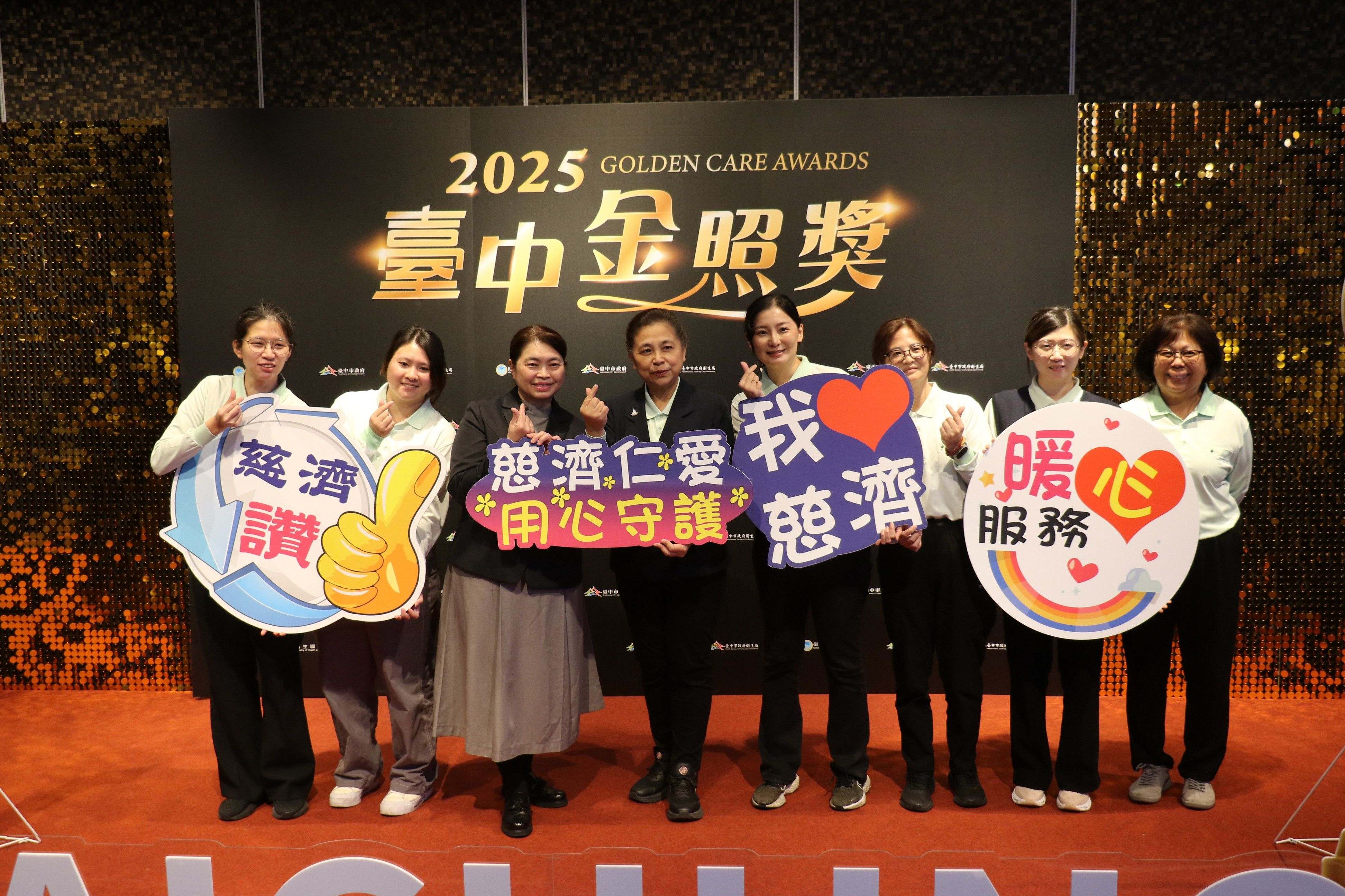 莊副院長與頒獎同仁合照。