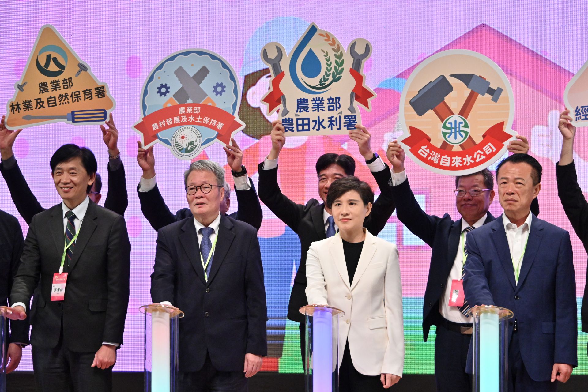 行政院公共工程委員會11月6日舉辦「雲嘉南災後復原協助廠商表揚茶會」,行政院副院長鄭麗君代表卓榮泰院長頒發感謝狀,向全臺72家投入災後修繕的營造單位致敬。