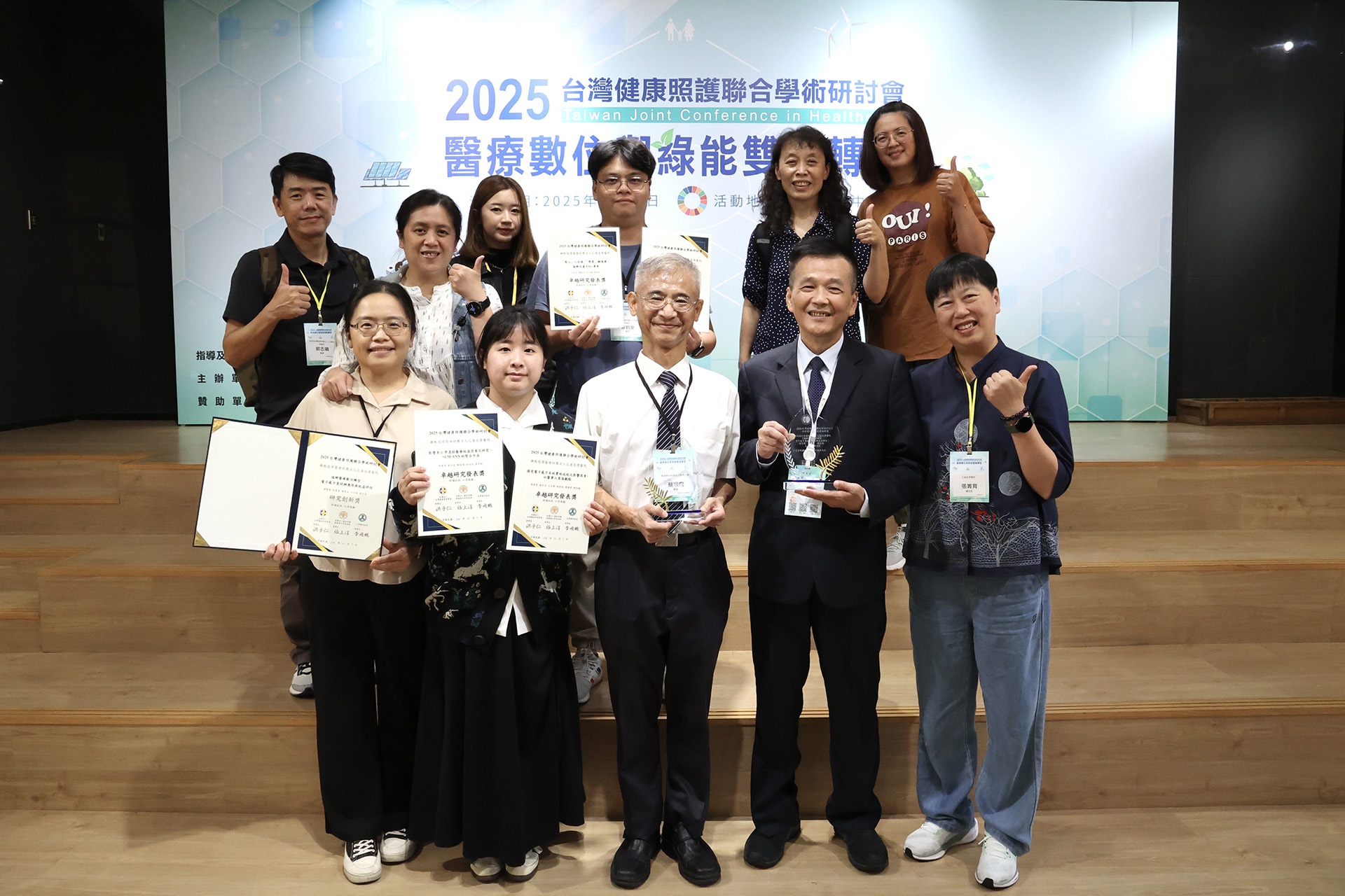 花蓮慈濟醫院與慈濟大學3篇產學合作論文,榮獲2025台灣健康照護聯合學術研討會2項口頭發表金獎、1項研究創新獎等殊榮之外,花蓮慈院還有4篇獲得卓越研究發表獎,與慈大產學合作共有2篇獲得卓越研究發表獎;同時,有8篇海報獲得錄取佳績。