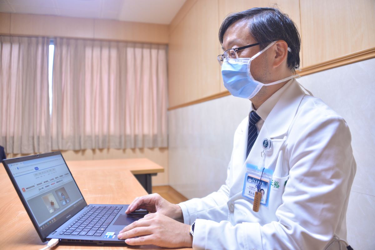 家庭醫學科陳正裕主任透過視訊問診、查看居家護理師回傳至醫院資訊系統的數據,評估患者的病況是否有異狀或需住院治療。