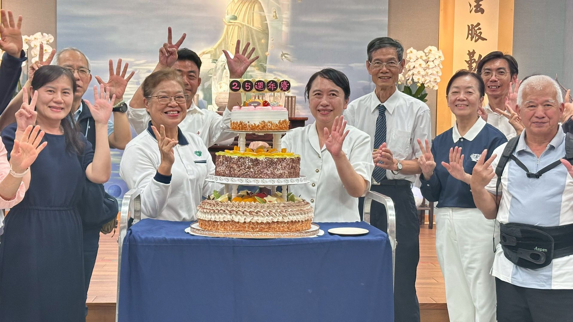 全場齊唱〈生日快樂〉,慶祝慈中25周年,凝聚出屬於慈中的深厚情感