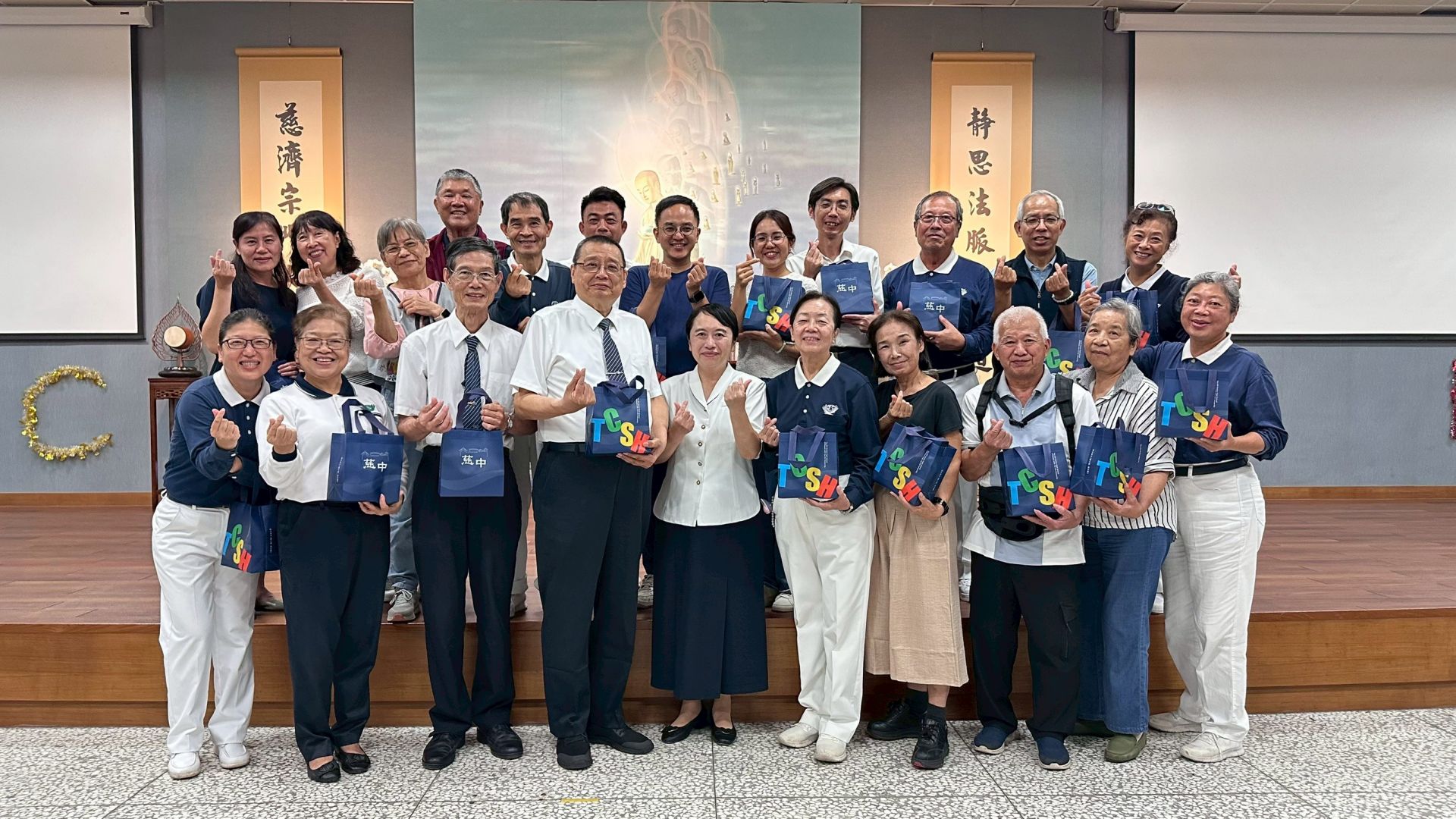 創校師長、退休教師、家長會與慈懿會代表,留下歷史性的照片記錄