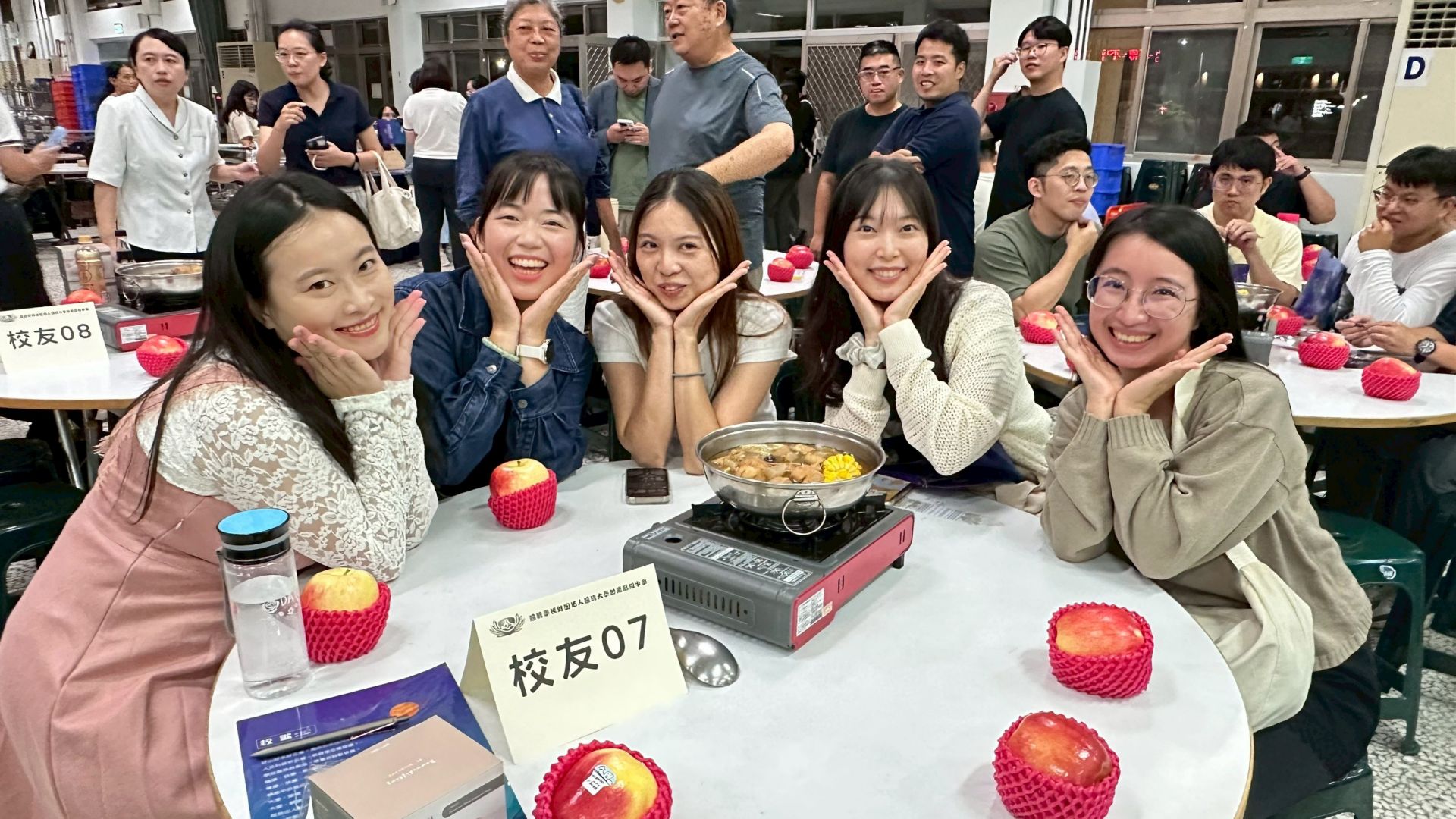 畢業後於各行各業耕耘的同窗,於餐會中開心合影留念