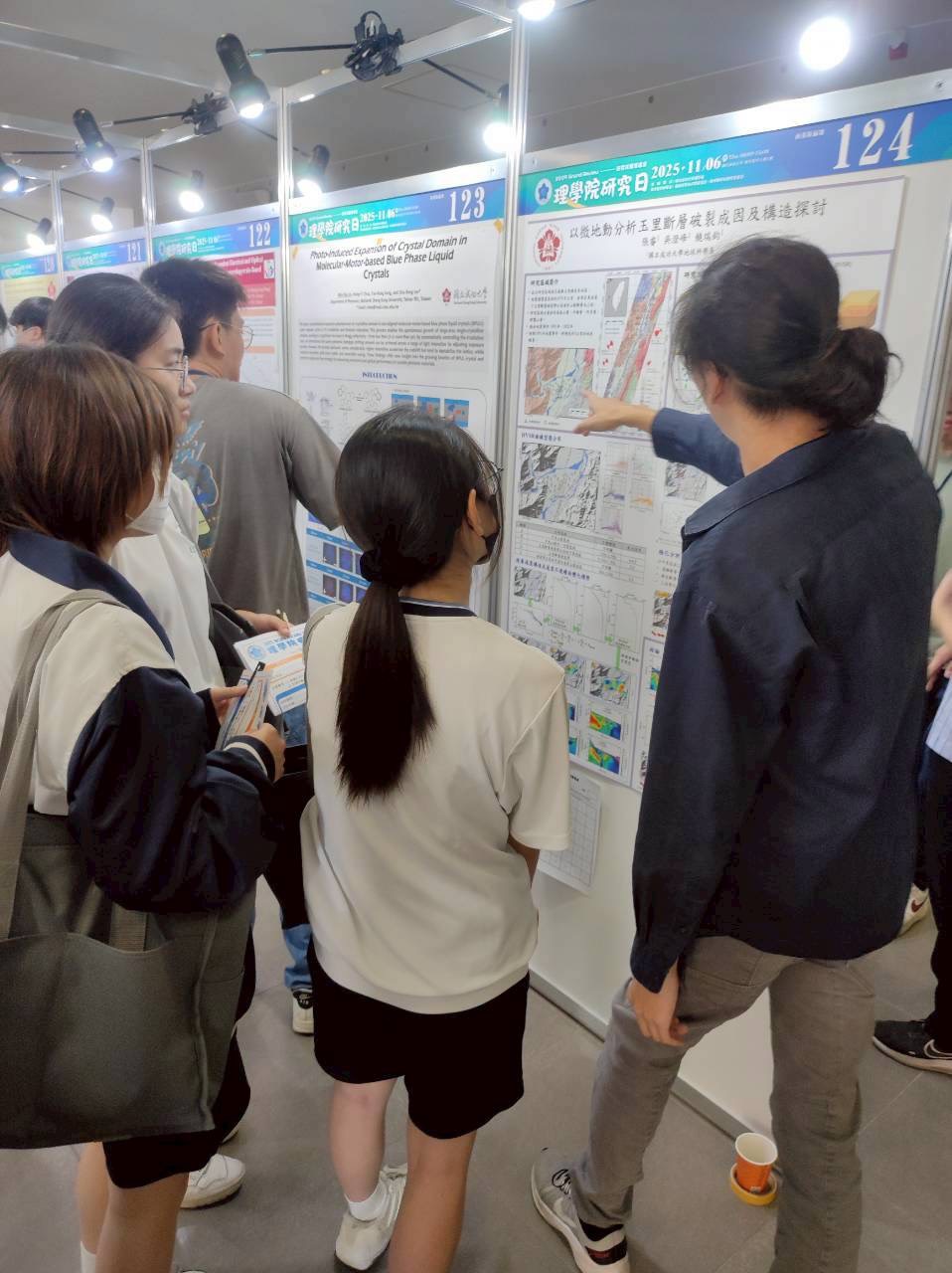 科研主題多元豐富,研究生講解互動讓同學對研究內容有初步了解。