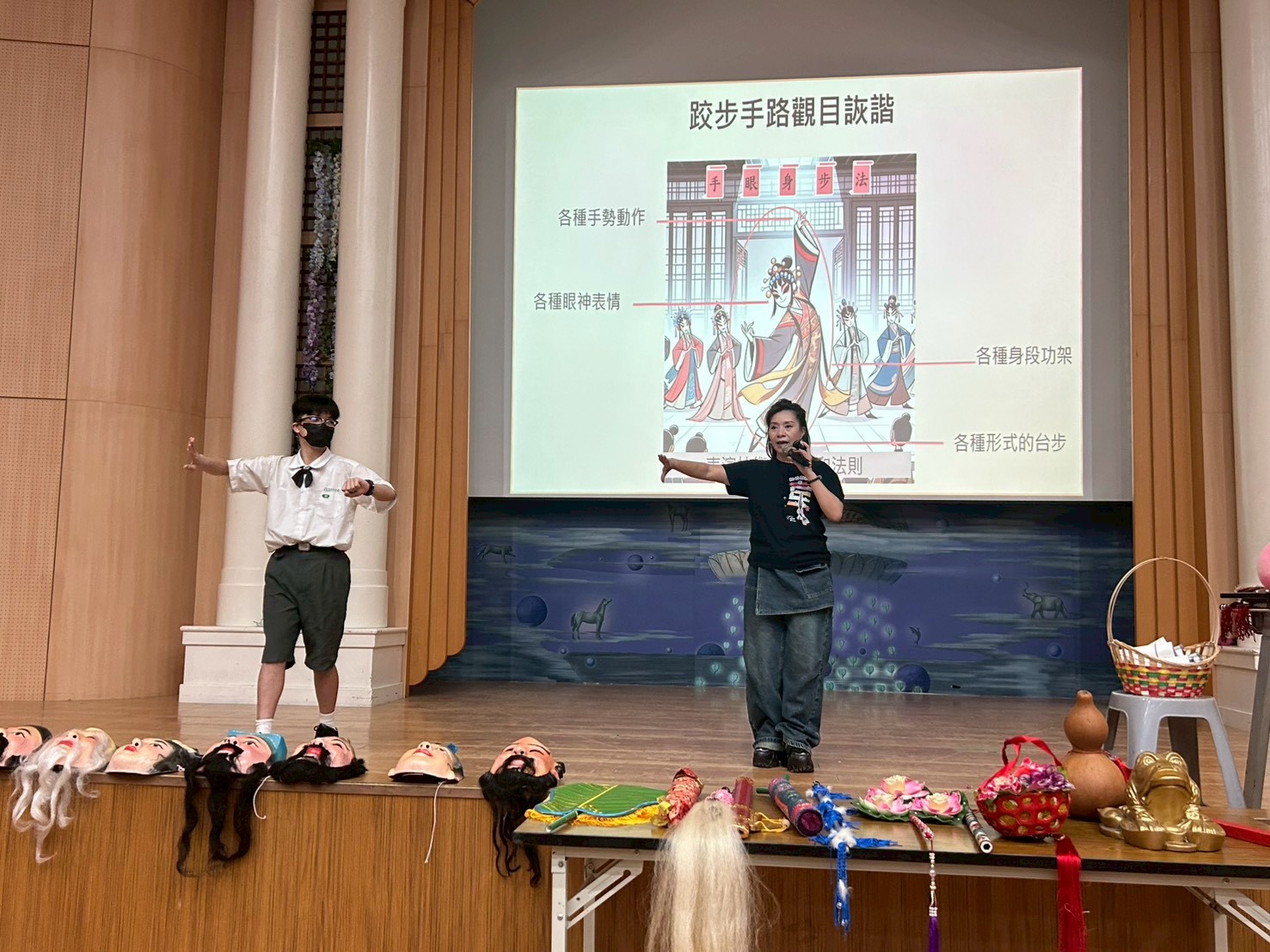 講師指導同學演示小生動作,手勢眼神都要到位,看似簡單的動作卻是不易。