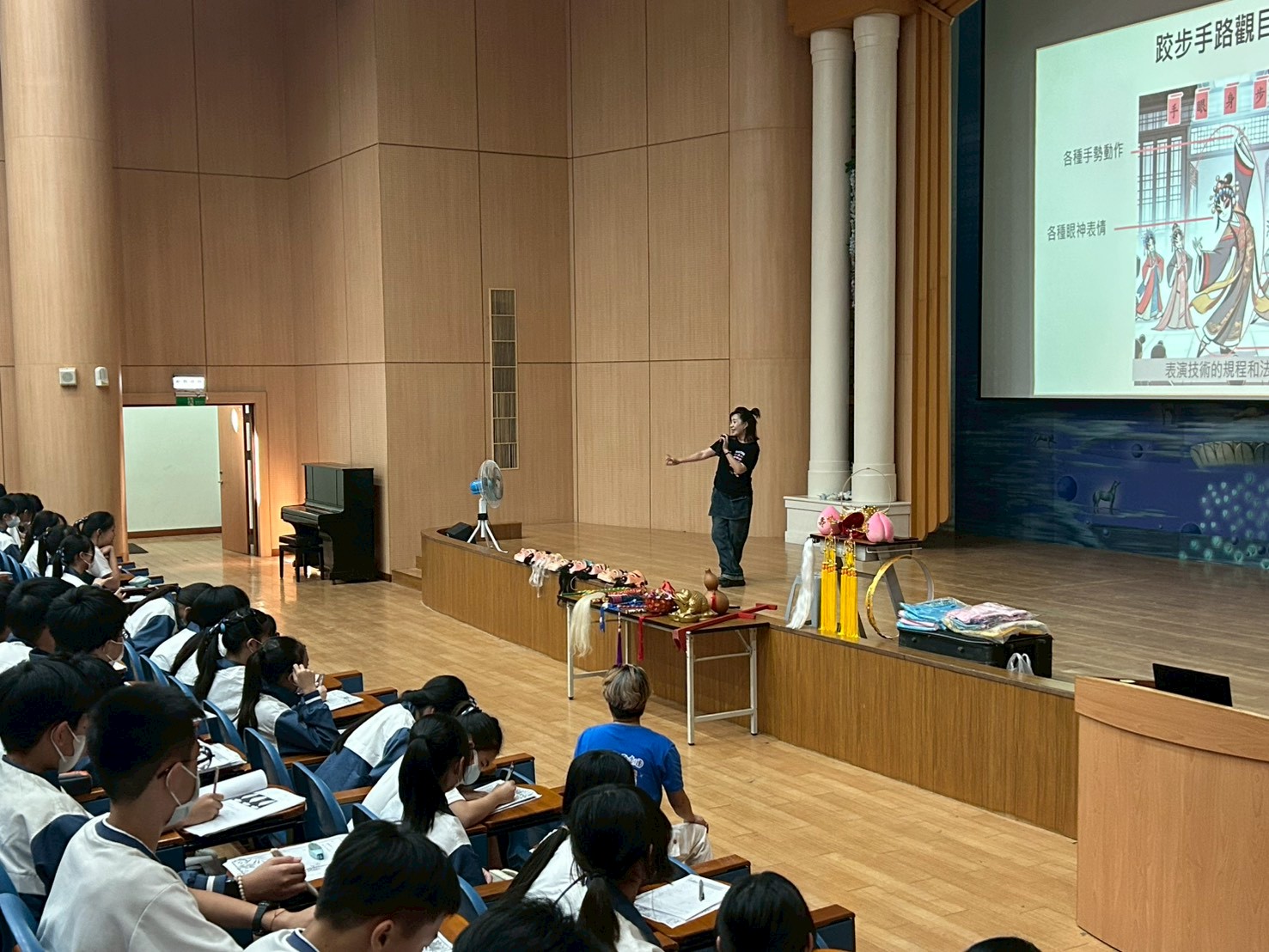 講師介紹歌仔戲的身段動作,讓學生對歌仔戲有所認識。
