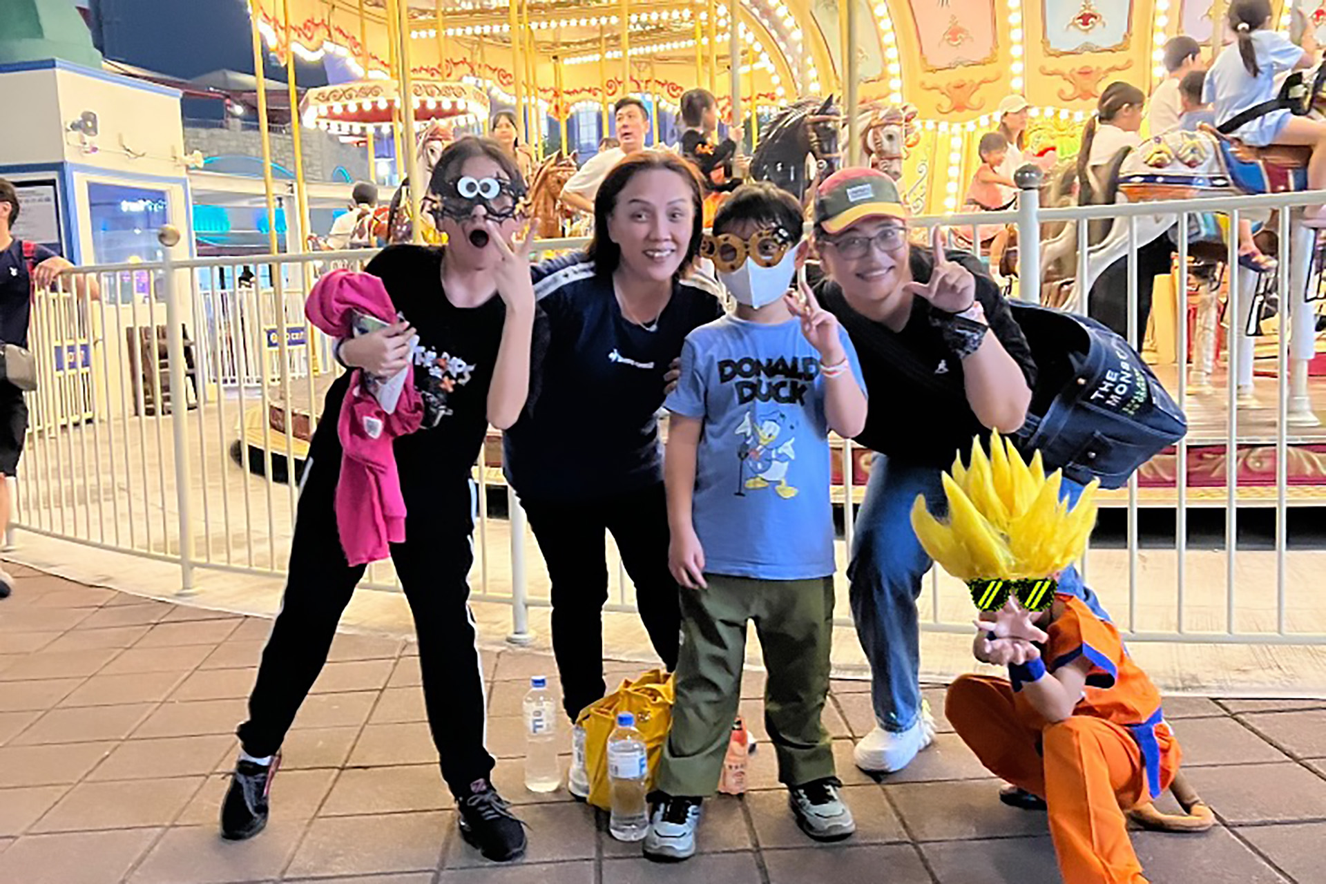 展望會社工精心規劃個別化陪伴服務,讓親子一同享受久違的主題樂園時光。