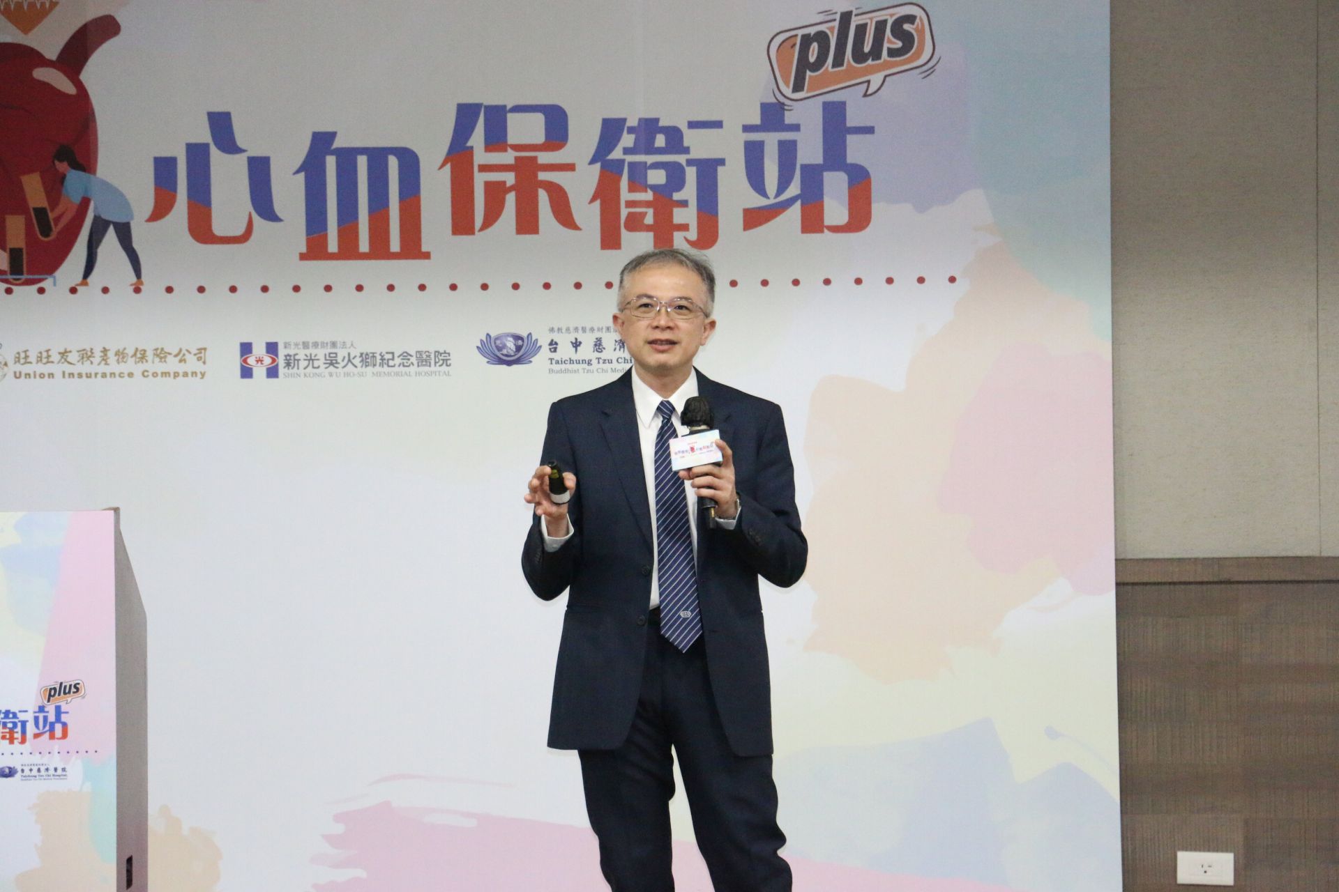 鄭伊佐醫師表示，現代人生活步調緊湊、壓力沉重，是心血管問題的隱形推手。