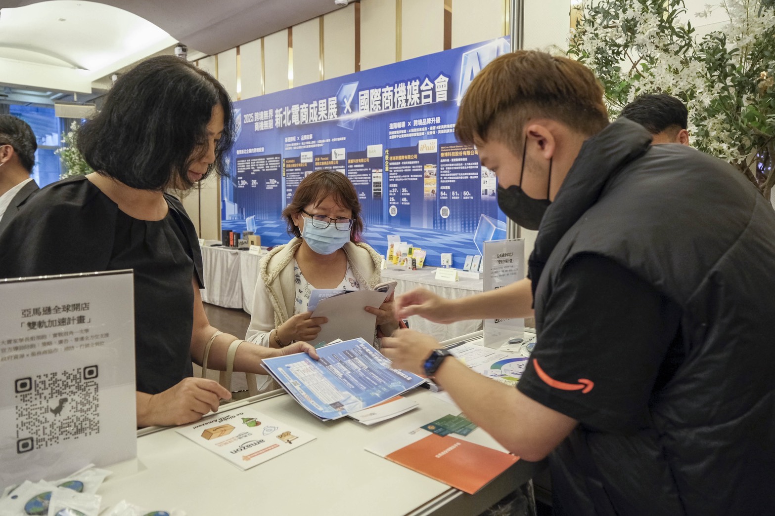 多家電商平台與服務商現場提供帳戶健檢與行銷諮詢,吸引業者熱烈參與