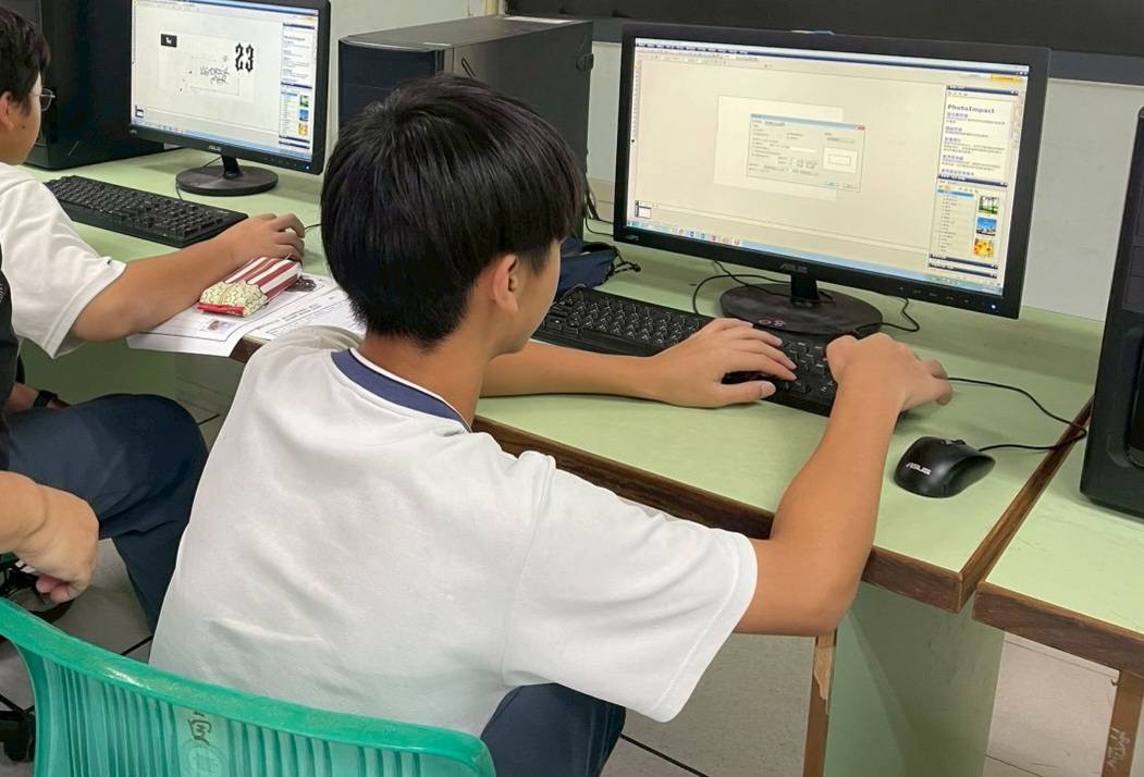 同學體驗設技職群,練習製作馬克杯封面。