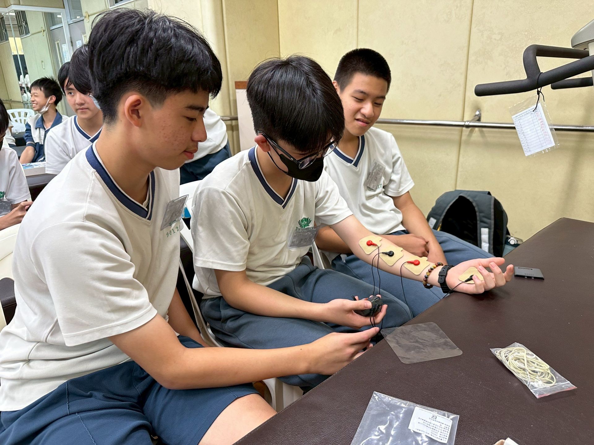同學體驗物理治療科,感受週波震動。