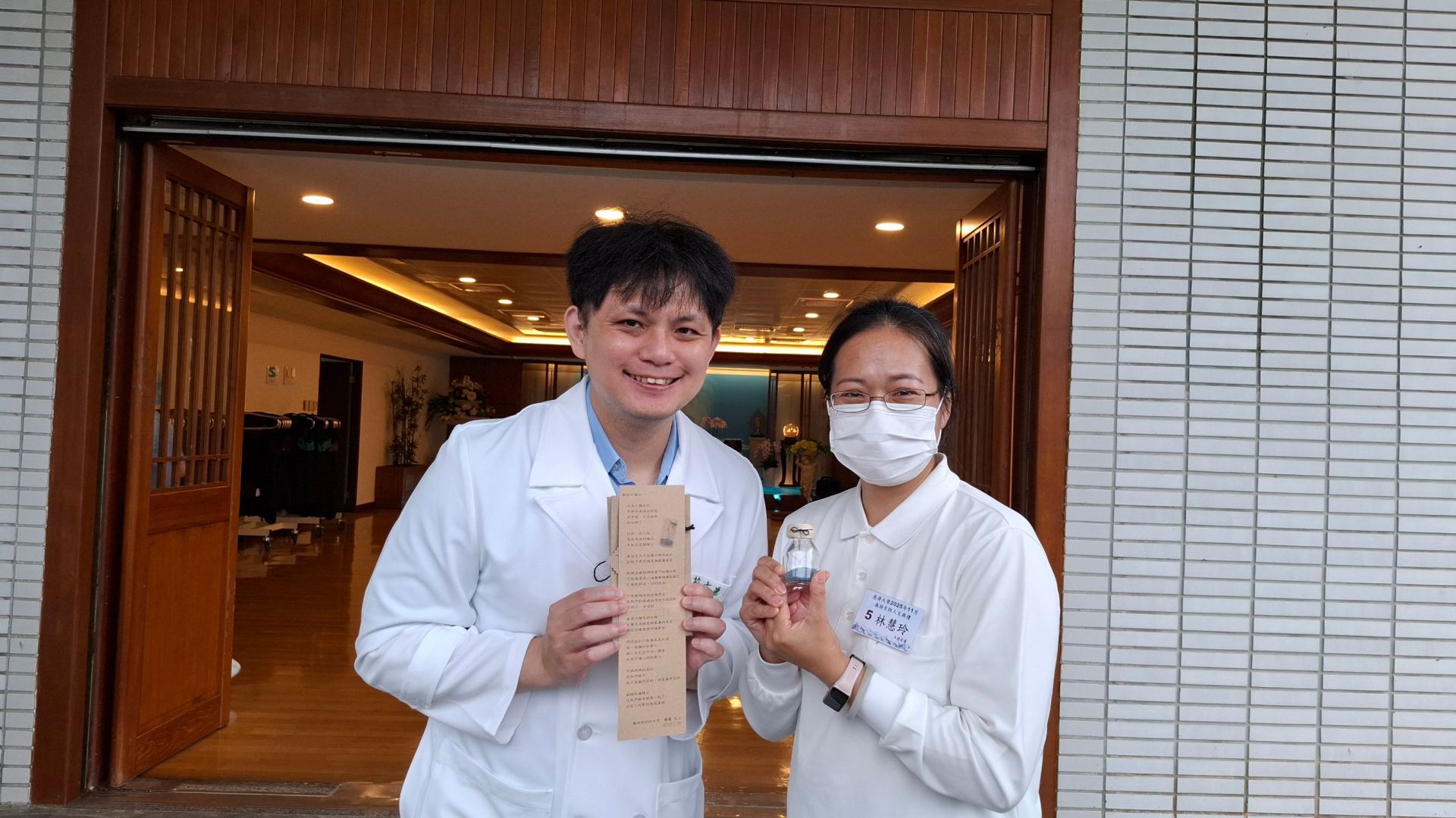 家屬手作禮物送給醫師，象徵緣分緊繫