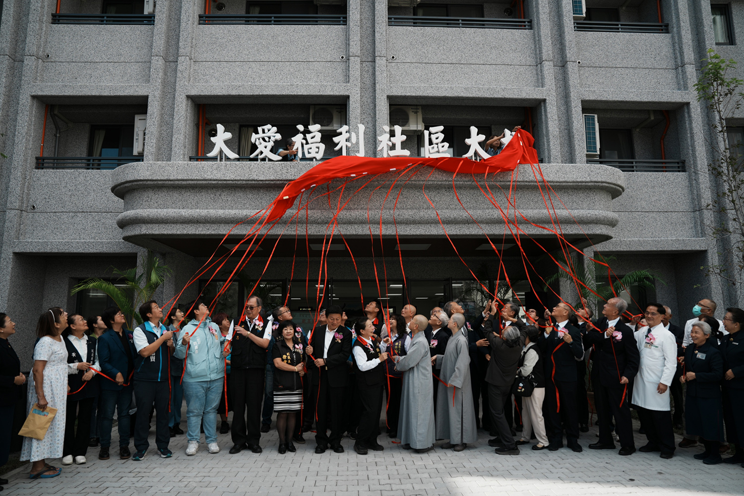 慈濟援建「0403花蓮地震」大愛福利社區大樓，2025年11月15日舉行落成啟用暨揭牌典禮。慈濟營建處主任向傅崑萁立委、徐榛蔚縣長以及慈濟副總林碧玉介紹硬體設備。