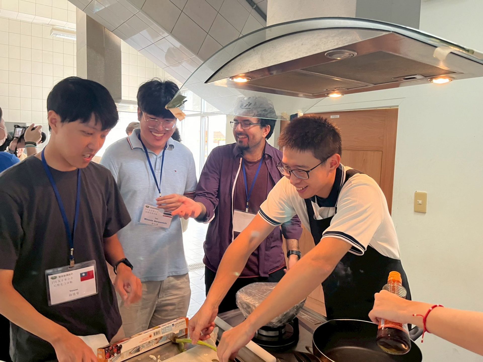 臺南慈中鄭博仁老師指導外籍生手作水煎包。