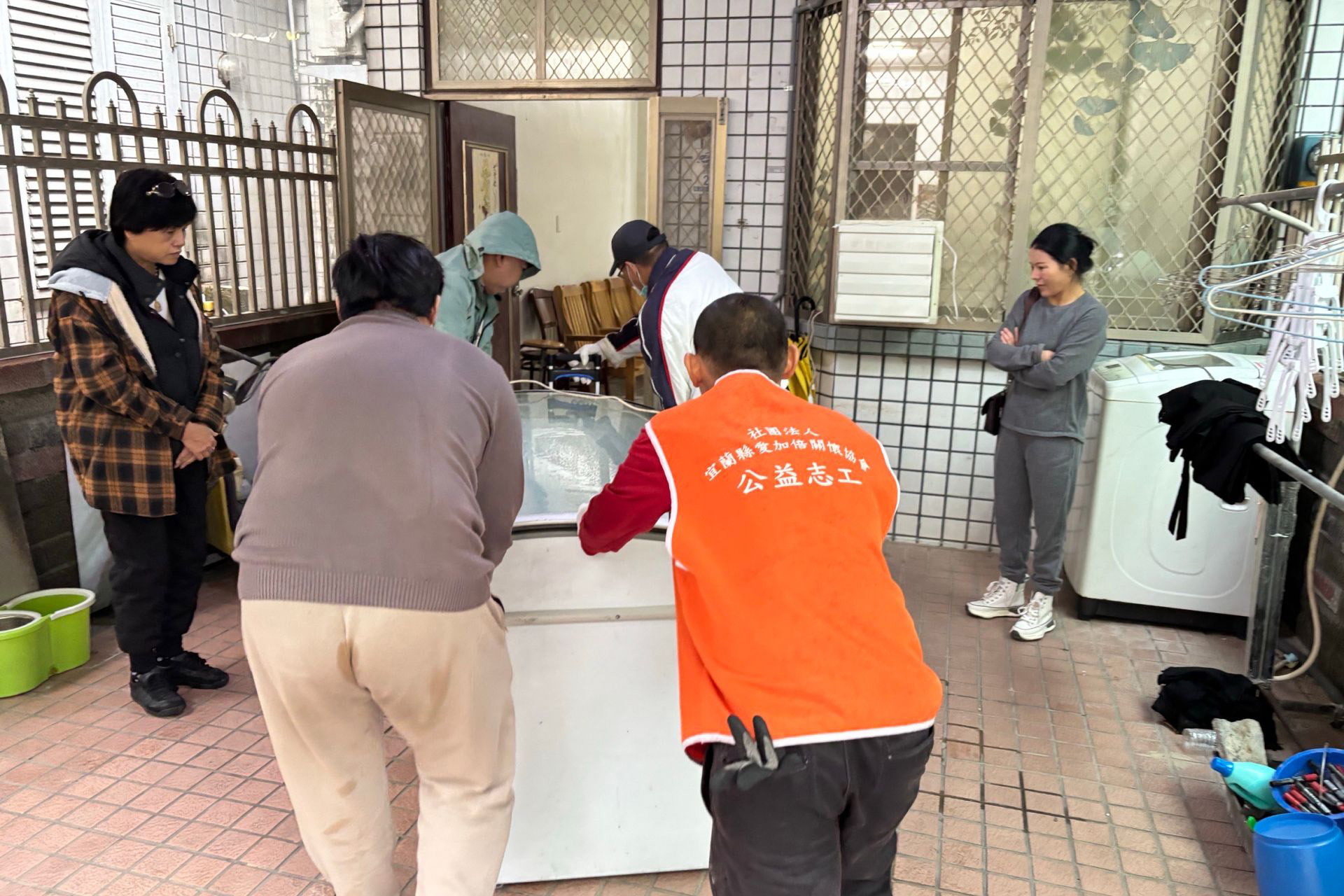移民署與愛加倍關懷協會共同協助提供冰箱予蘇澳受災新住民家庭