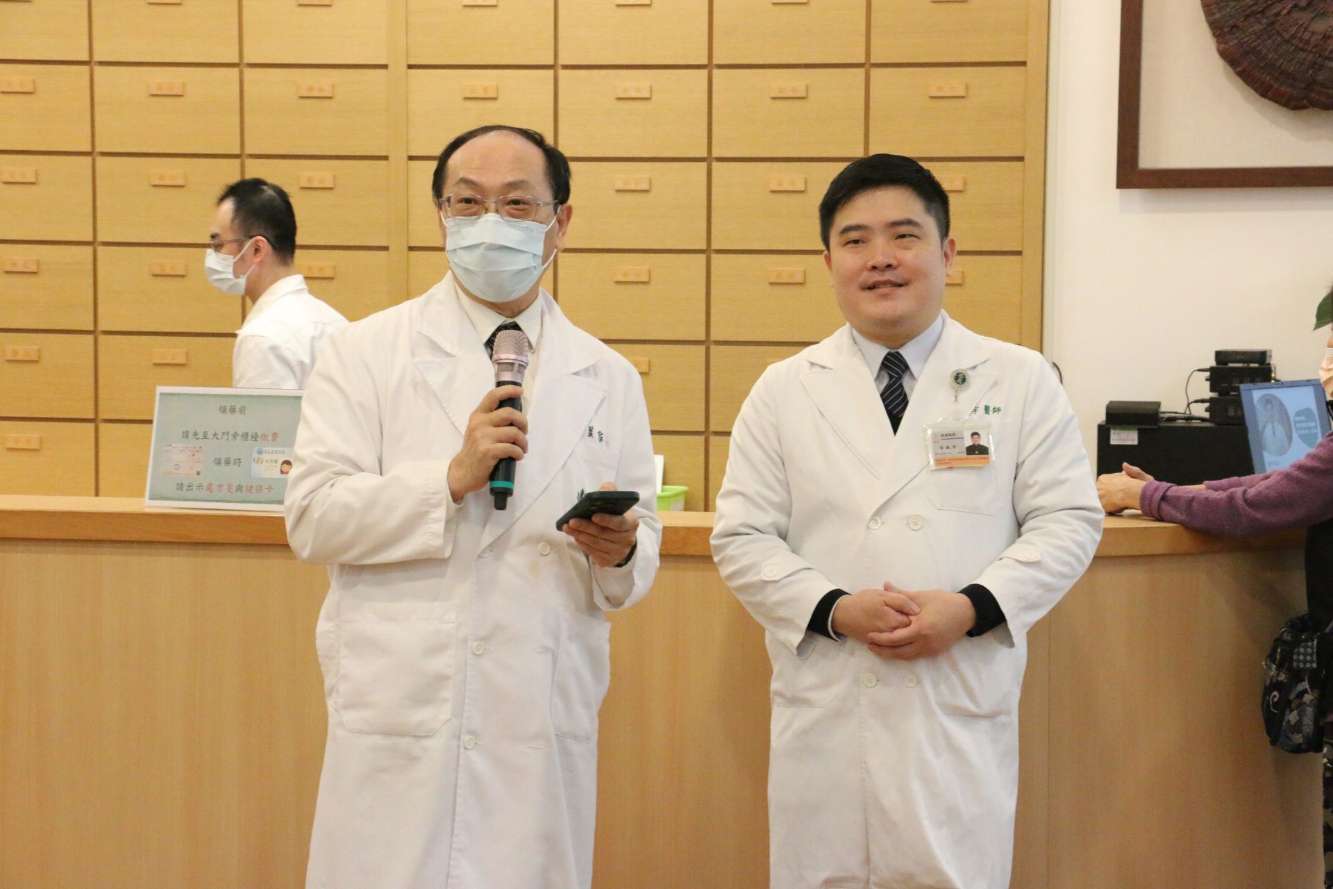 葉家舟院長(左)在候診區為民眾介紹耳鼻喉科駐診醫師李致宇(右)。