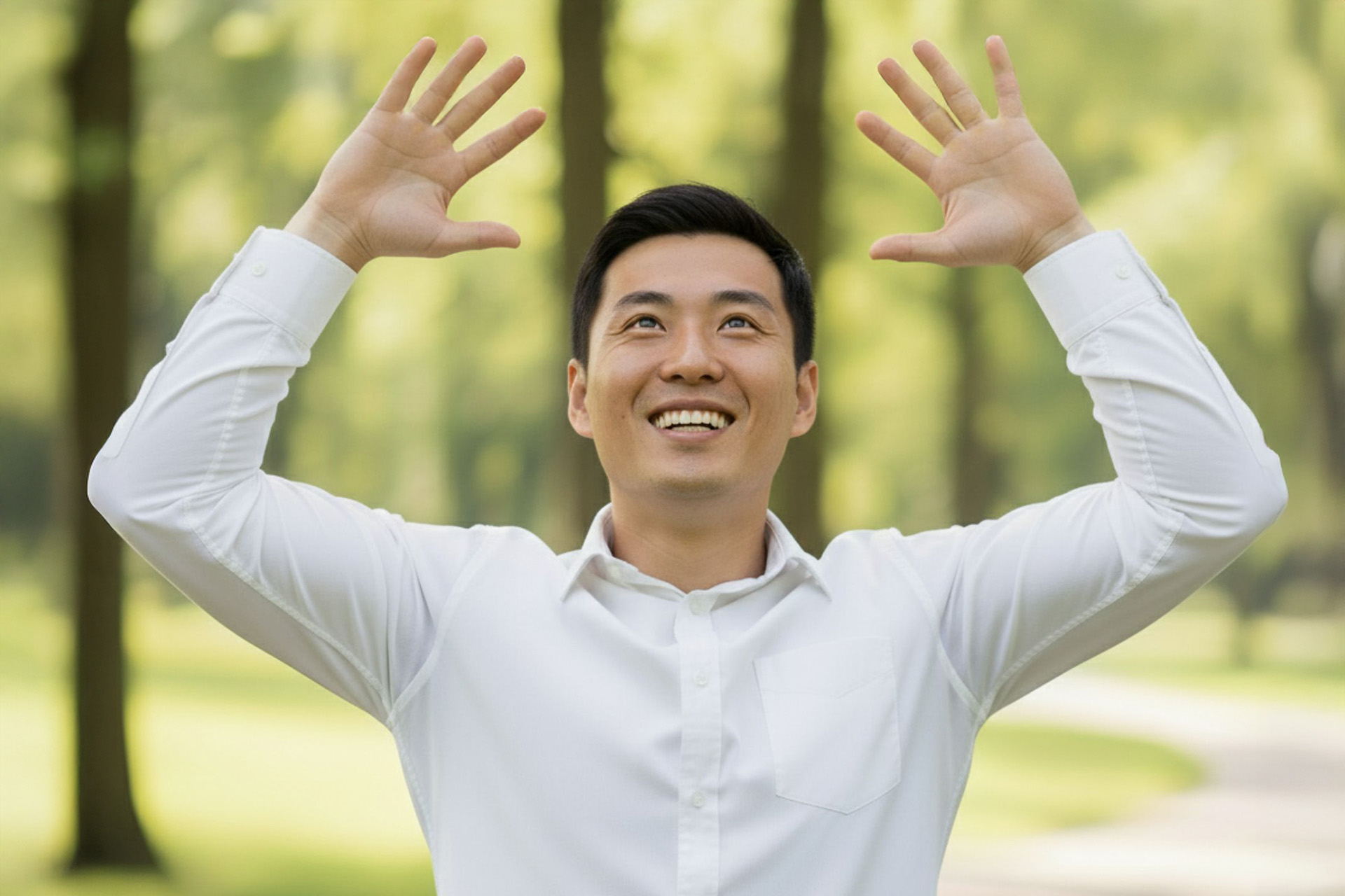 為預防頸椎問題惡化,陳顥文醫師教民眾兩個簡單且安全的自我訓練,分別是「夾肩胛」和「下巴內收」,動作看似簡單,卻是維持頸椎穩定、預防惡化的關鍵。