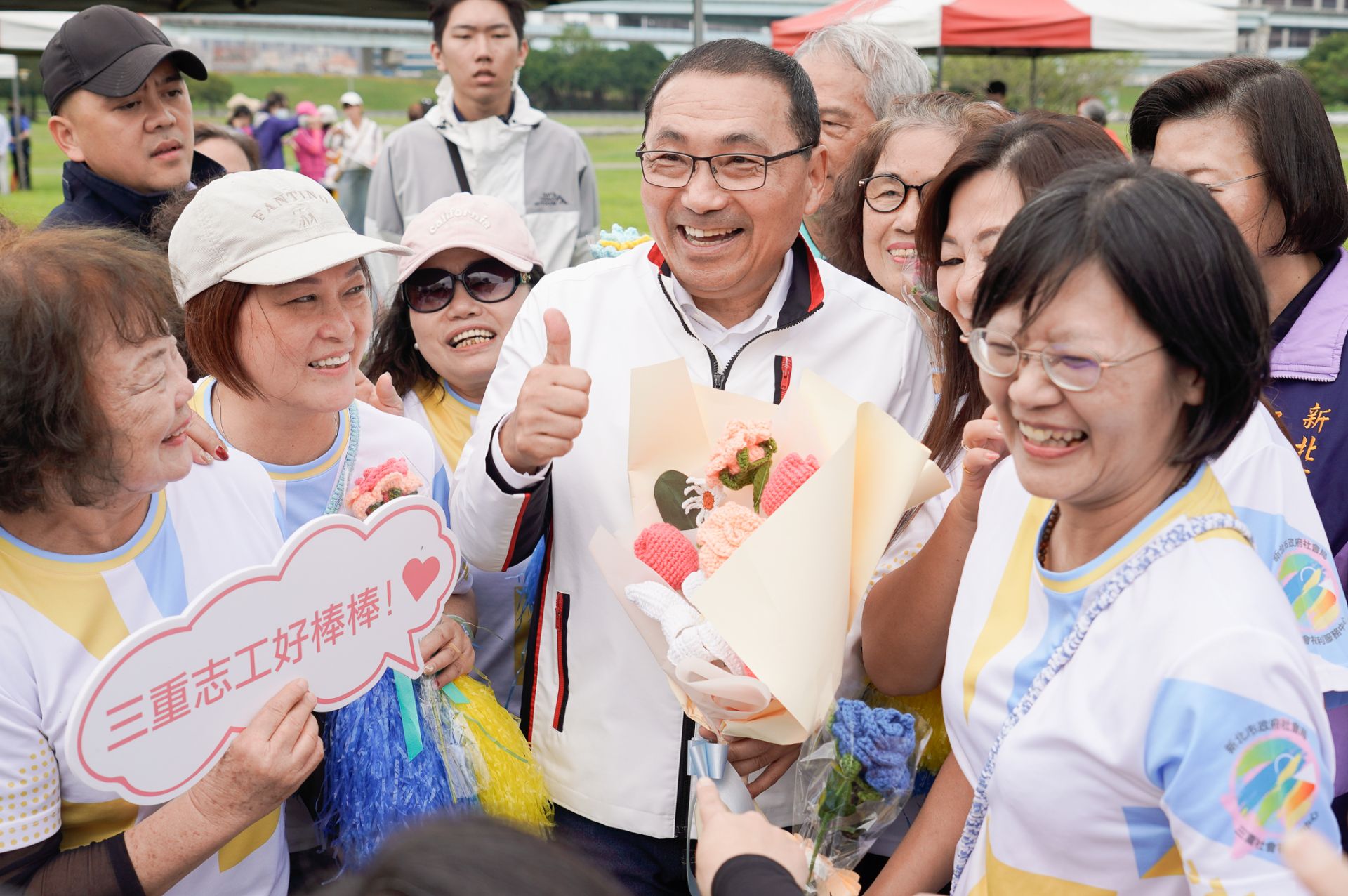 市長侯友宜向志工朋友表達感謝,更驚喜收到手作編織花