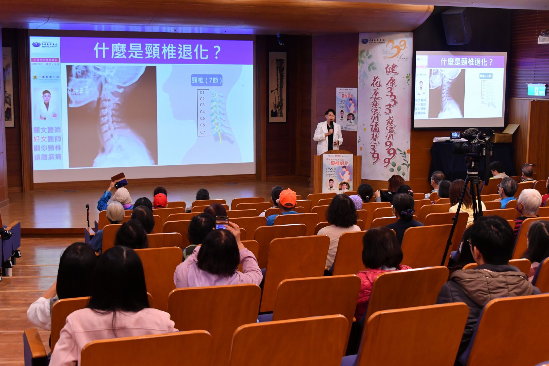陳顥文醫師指出,頸椎退化或神經受壓的初期,常見症狀包括肩頸僵硬、頸部肌肉痙攣、手臂與手指麻木無力,或走路不穩、平衡感下降等。