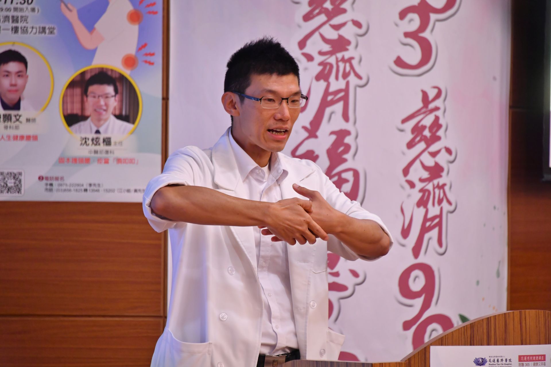 中醫部傷科主任沈炫樞則從中醫觀點強調,現代低頭族常見的肩頸痠痛與手麻,多與「氣血不通」造成的痹症相關。