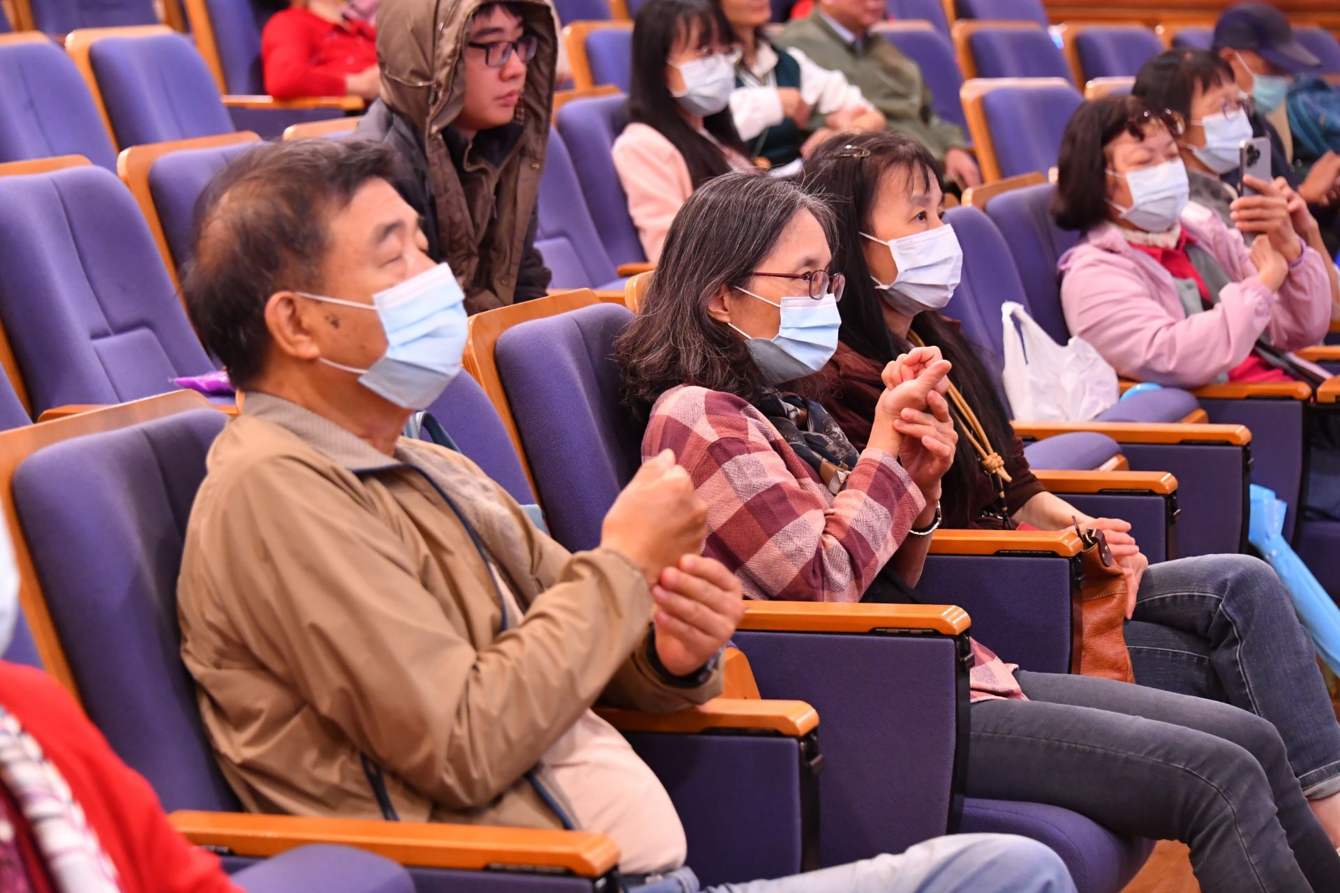 中醫部傷科主任沈炫樞則從中醫觀點強調,現代低頭族常見的肩頸痠痛與手麻,多與「氣血不通」造成的痹症相關。