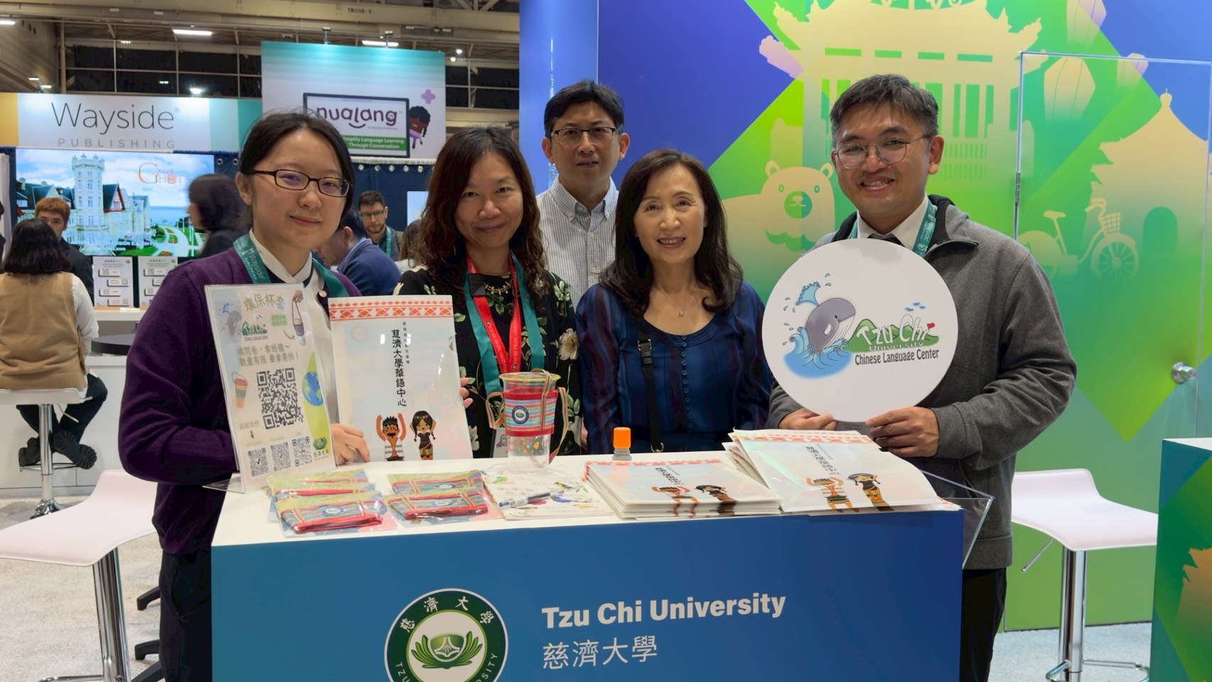 慈大全球事務長郭又銘與華語中心主任郭庭安於 2025 ACTFL 會場向貴賓介紹慈濟大學及華語中心
