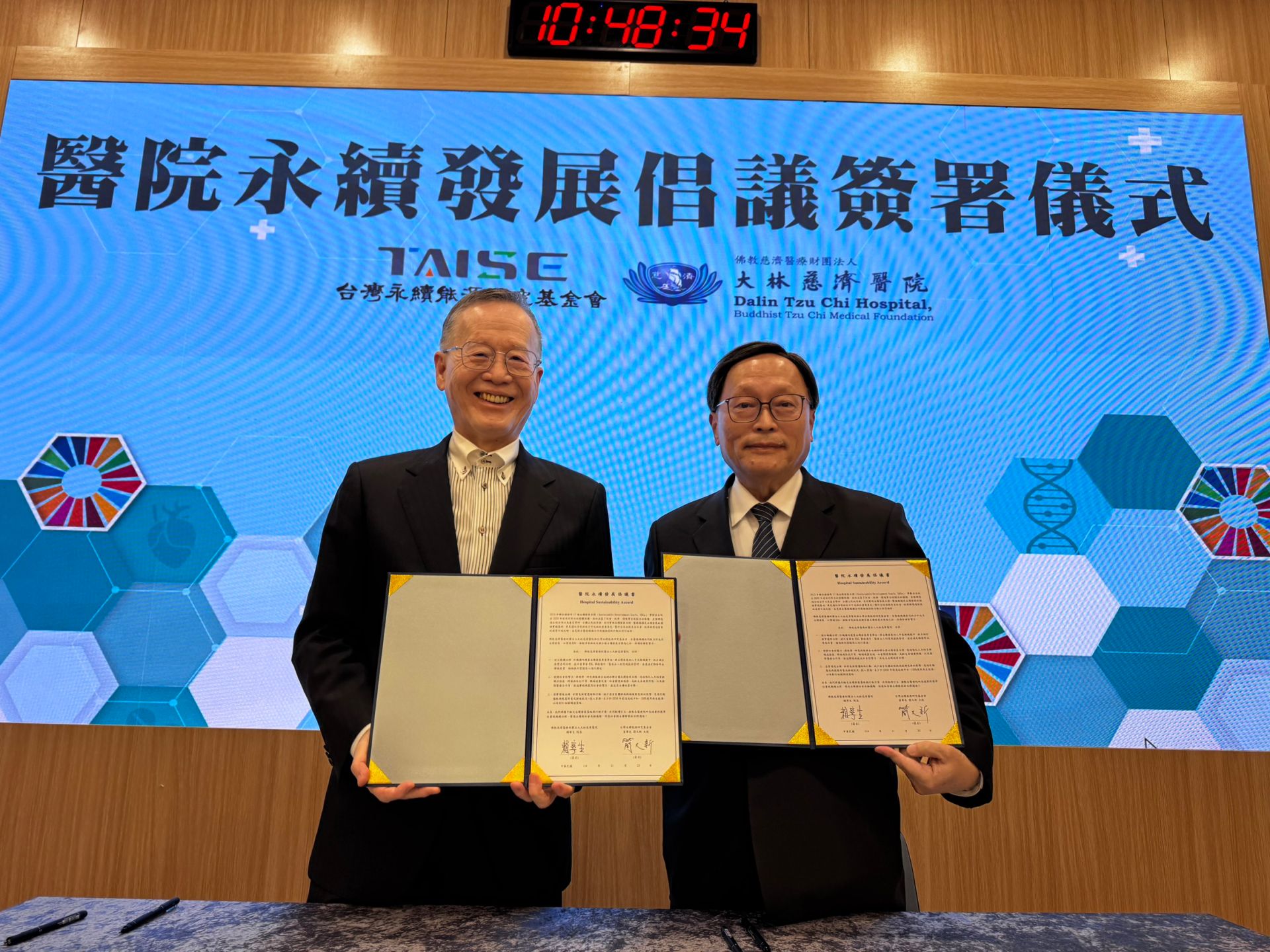 院長賴寧生代表醫院與台灣永續能源研究基金會正式簽署「醫院永續發展倡議書」,宣示將以更具體的減碳作為與世界接軌,積極推動友善環境的永續行動。