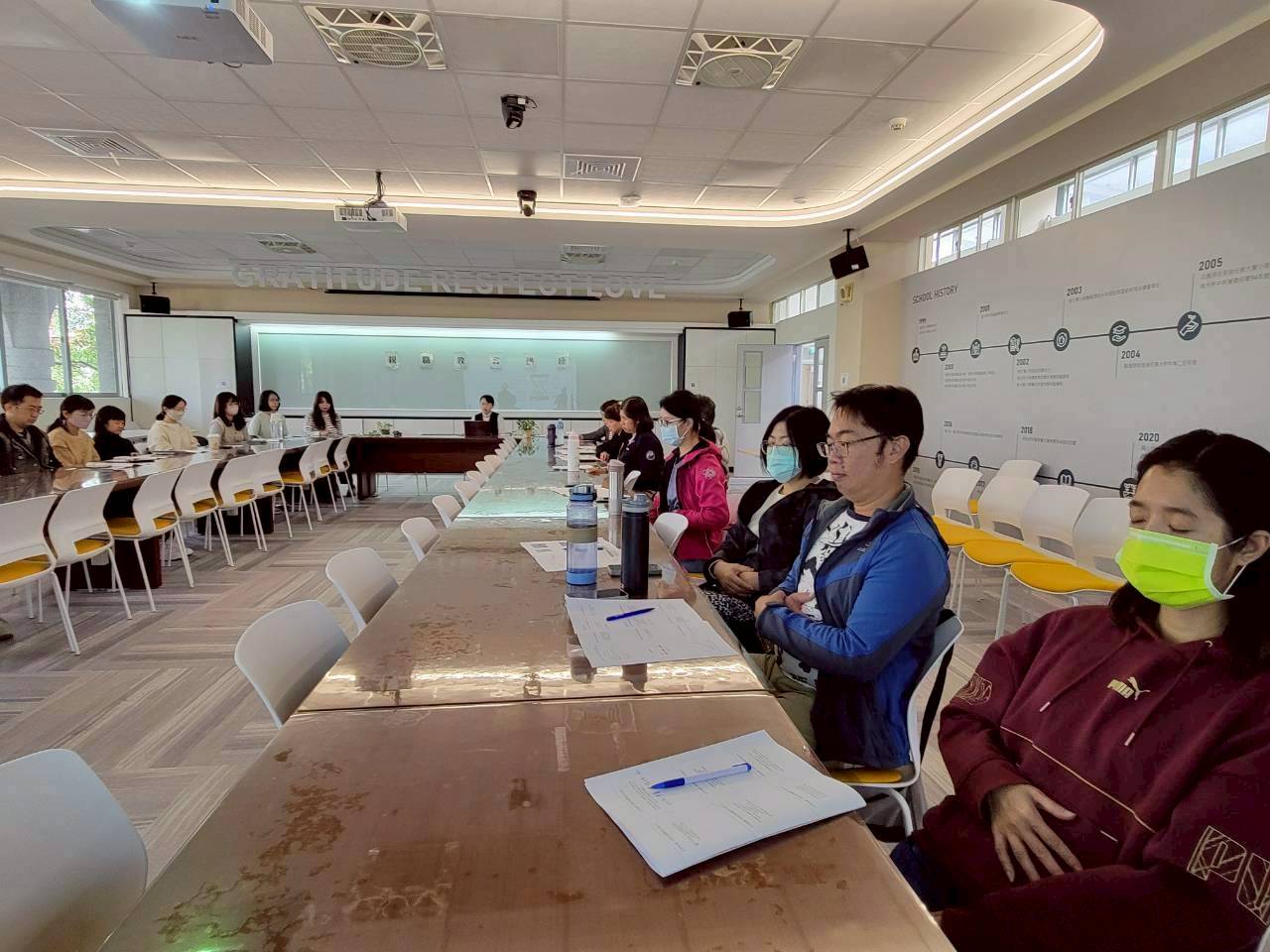 家長從「覺察、集中、到擴展」實際演練透過正念呼吸和五感覺察,讓自己心穩定下來
