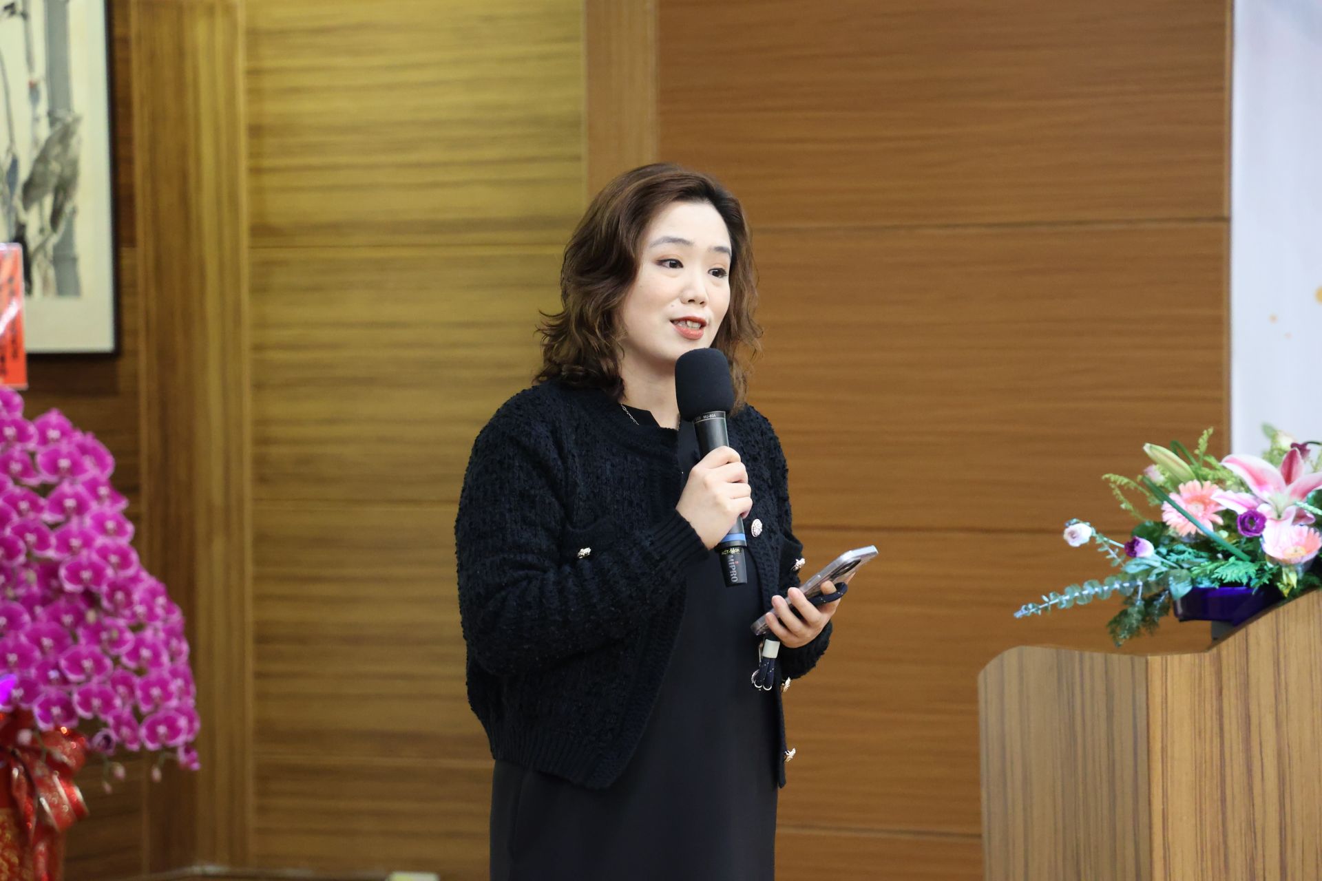 回到家鄉花蓮就很開心的天下文化總經理鄧瑋羚分享8日新書發表會當天的點滴,也很感恩有慈濟醫院作為依靠,照顧她年邁的父母,讓她可以安心在外地工作。