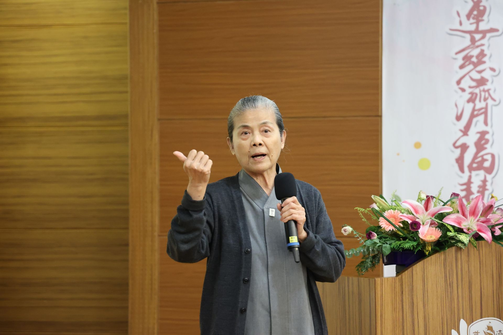 林欣榮院長回花蓮慈濟之後,靜曦師姊感受到林院長的願力與行動力,鼓舞醫療志工全力以赴,陪伴慈院同仁向前邁進。