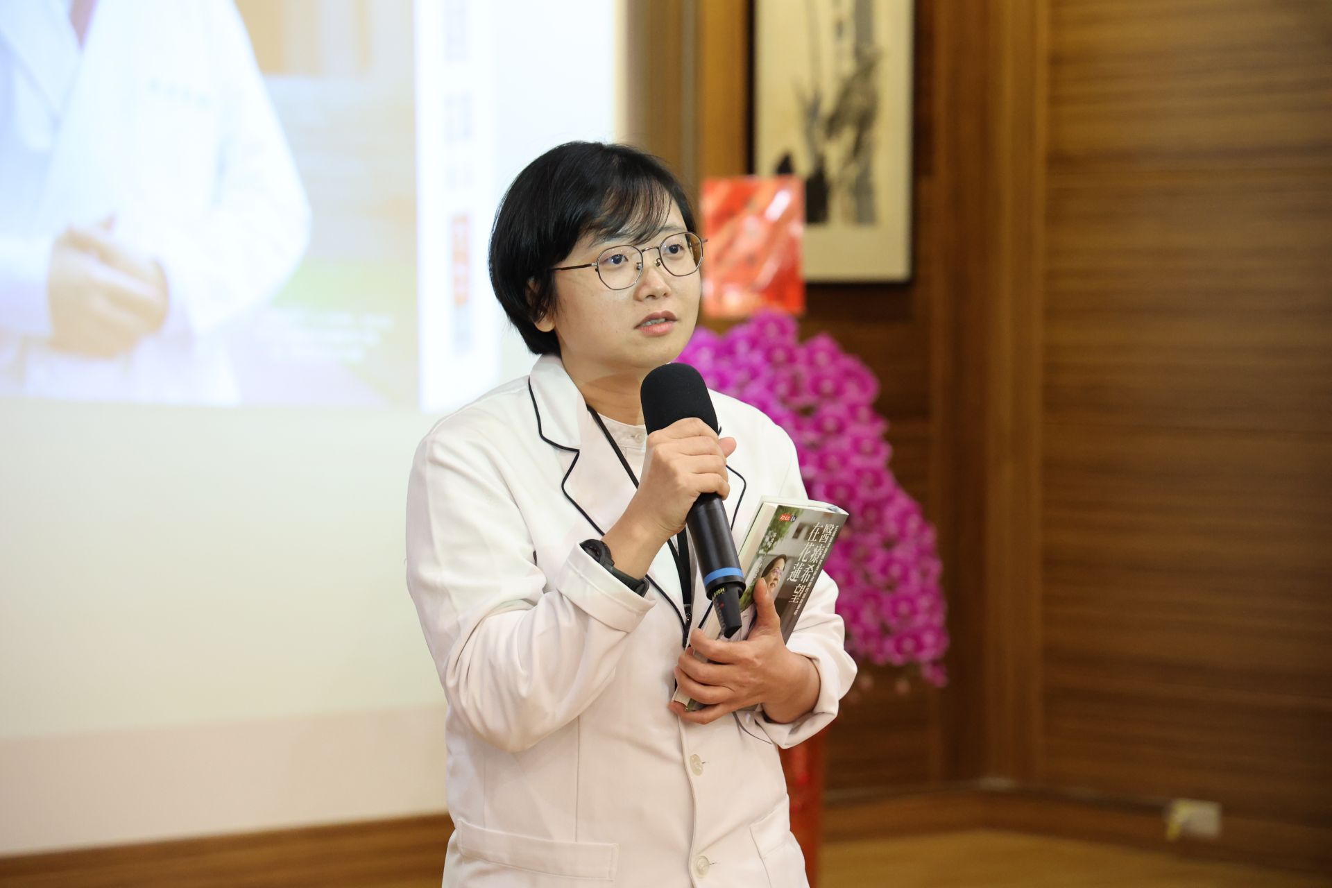 受邀分享讀書心得的檢驗醫學部副主任辜明慧見證林院長帶領團隊跳脫舒適圈的挑戰,也期許能成為花蓮慈濟醫院下一本書的一小篇章。