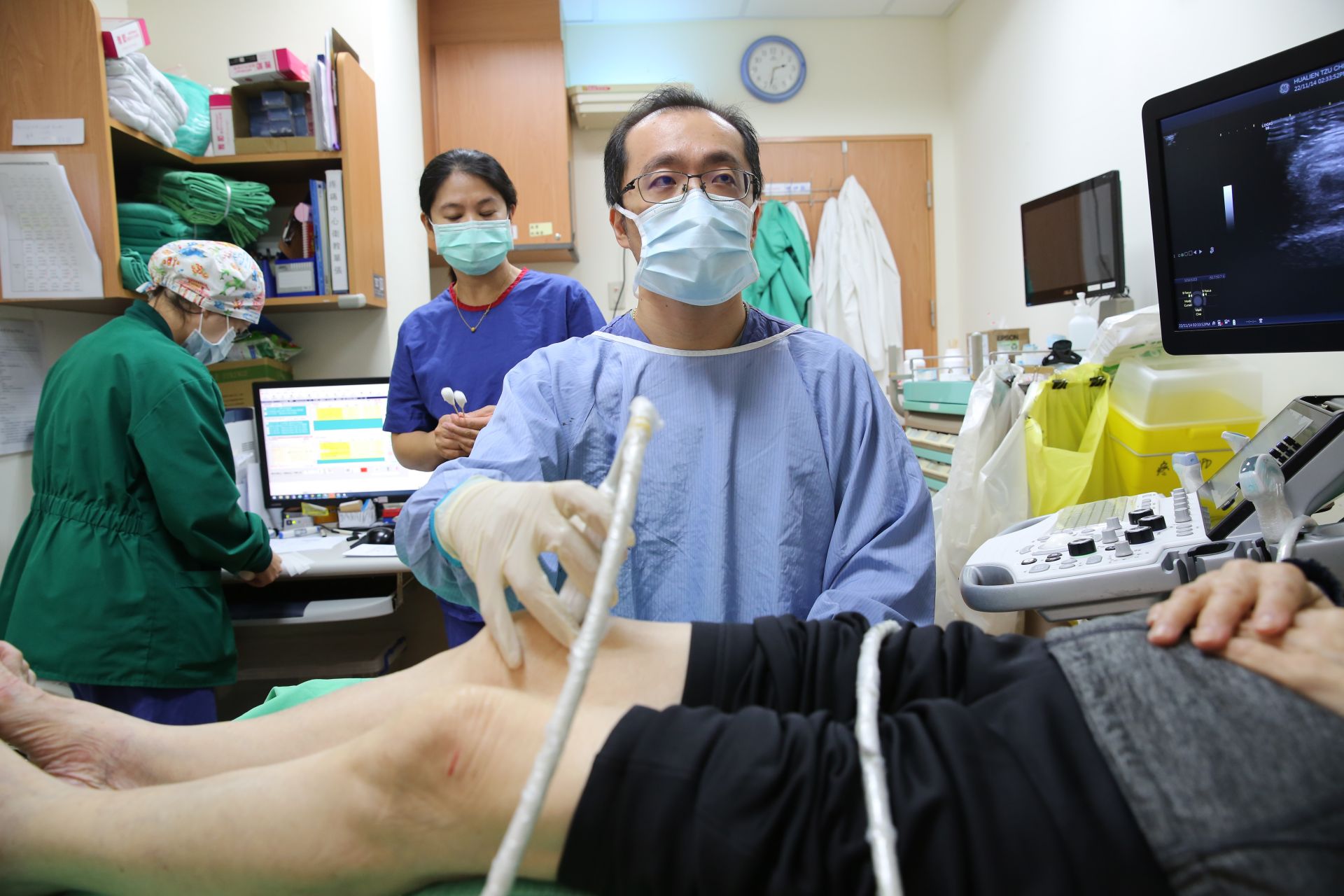 花蓮慈濟醫院疼痛科主任王柏凱醫師在診間遇過許多為膝蓋退化所苦的民眾,因而希望以再生醫學的幹細胞治療,幫助病人喚醒病患身體內的修復工程,延長膝蓋使用年限。
