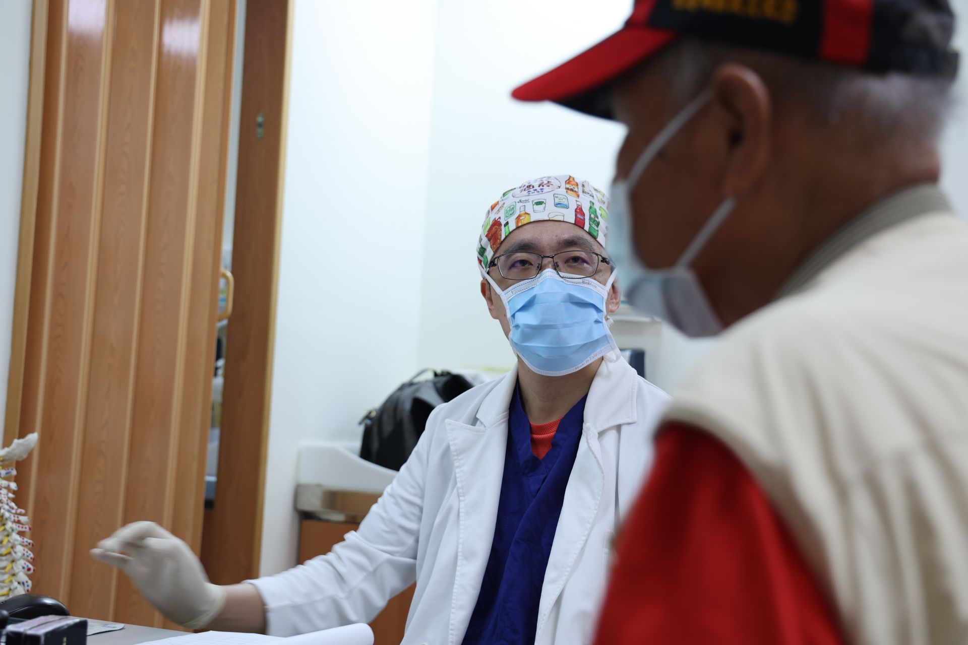 花蓮慈濟醫院疼痛科主任王柏凱醫師在診間遇過許多為膝蓋退化所苦的民眾,因而希望以再生醫學的幹細胞治療,幫助病人喚醒病患身體內的修復工程,延長膝蓋使用年限。