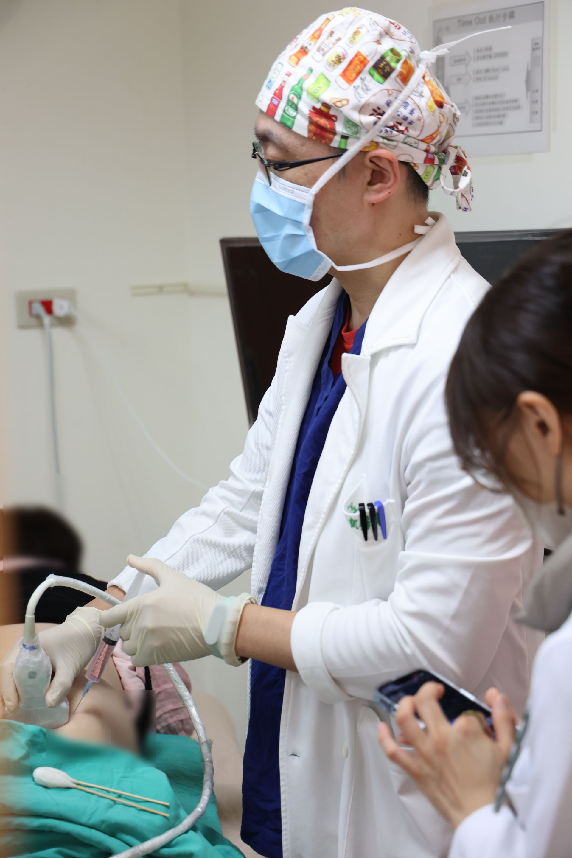 王柏凱醫師的門診經常遇到許多為疼痛所苦的民眾,其中以膝蓋退化佔大宗。圖為王柏凱醫師為病人治療疼痛。