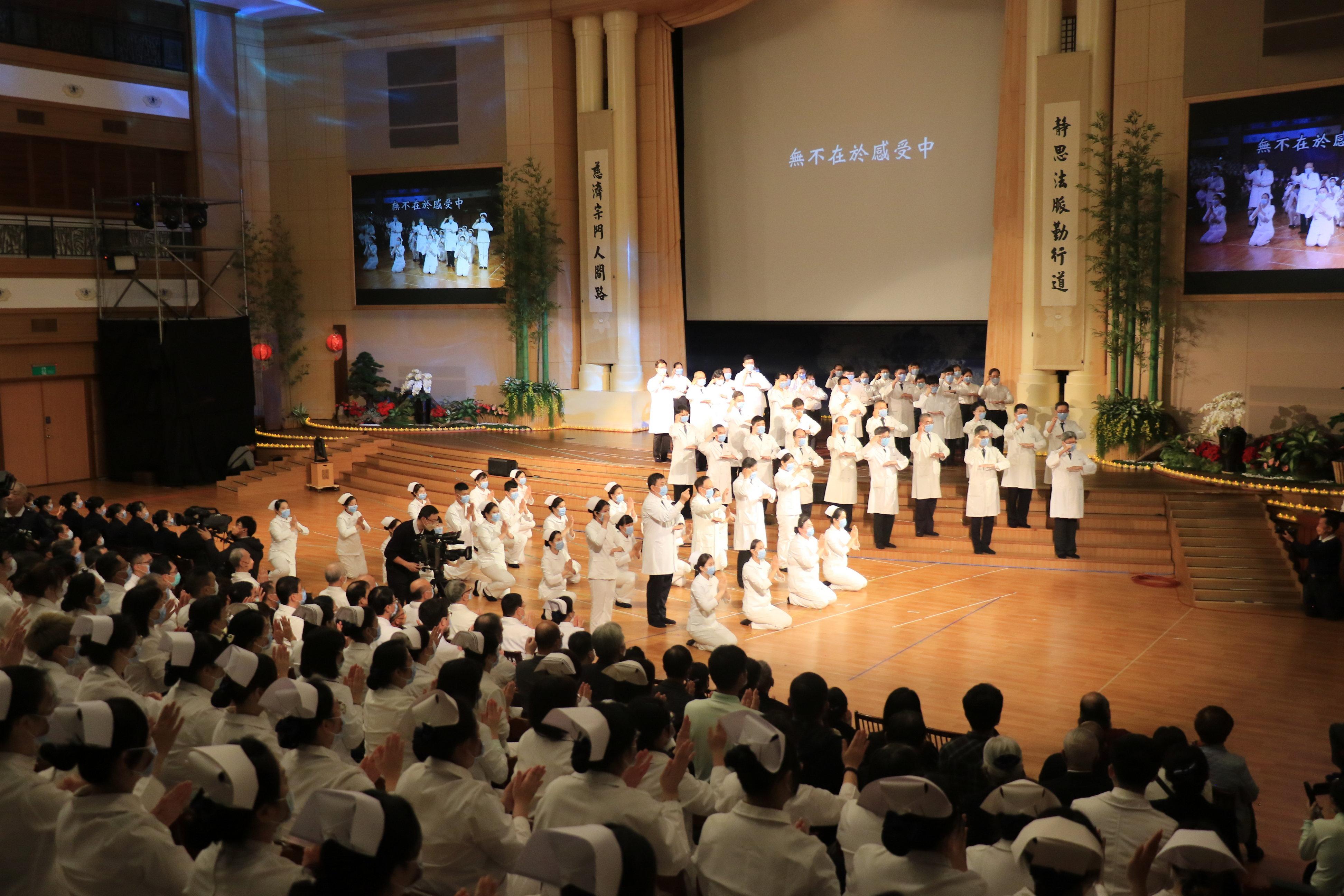 台中慈濟醫院醫護團隊以《觀身不淨》手語演繹，詮釋脊損傷友江永旭從封閉人生到走出幽暗，受證成為慈濟志工的動人故事。