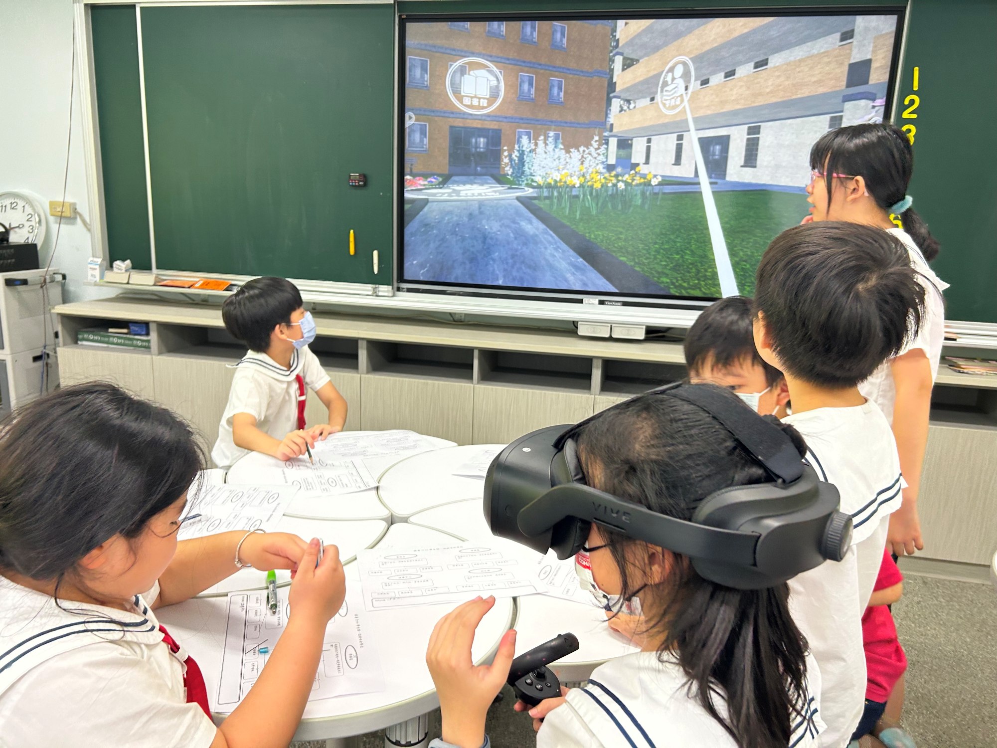 教師結合本土語文課程,讓學生體驗VR沉浸式教材「認識校園」。